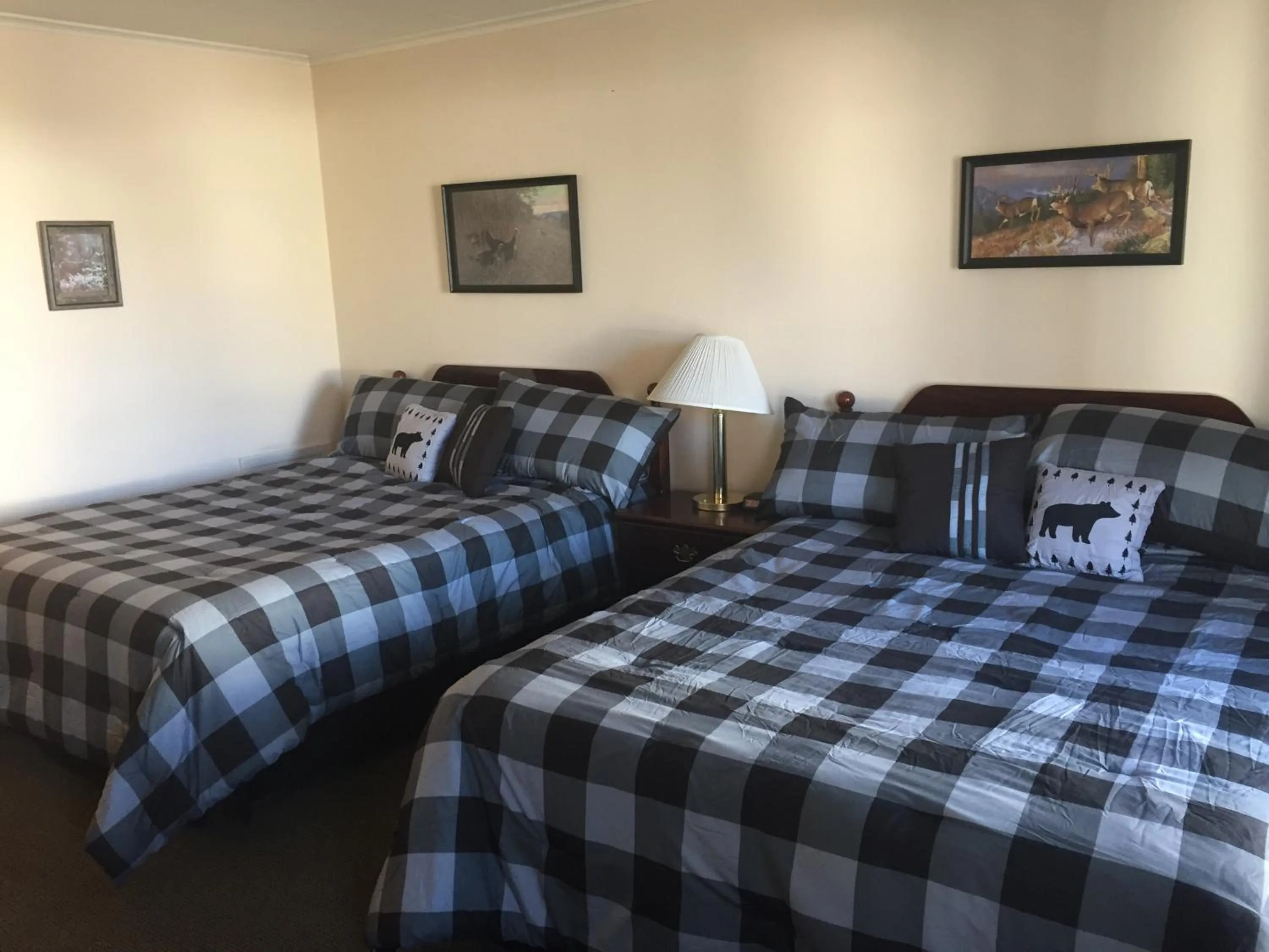 Bed in Mansion House Motel