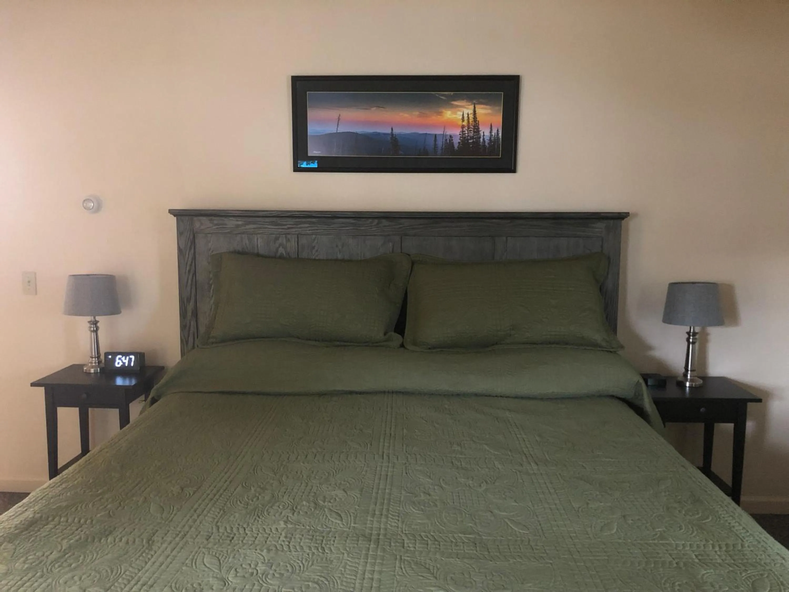 Bed in Mansion House Motel