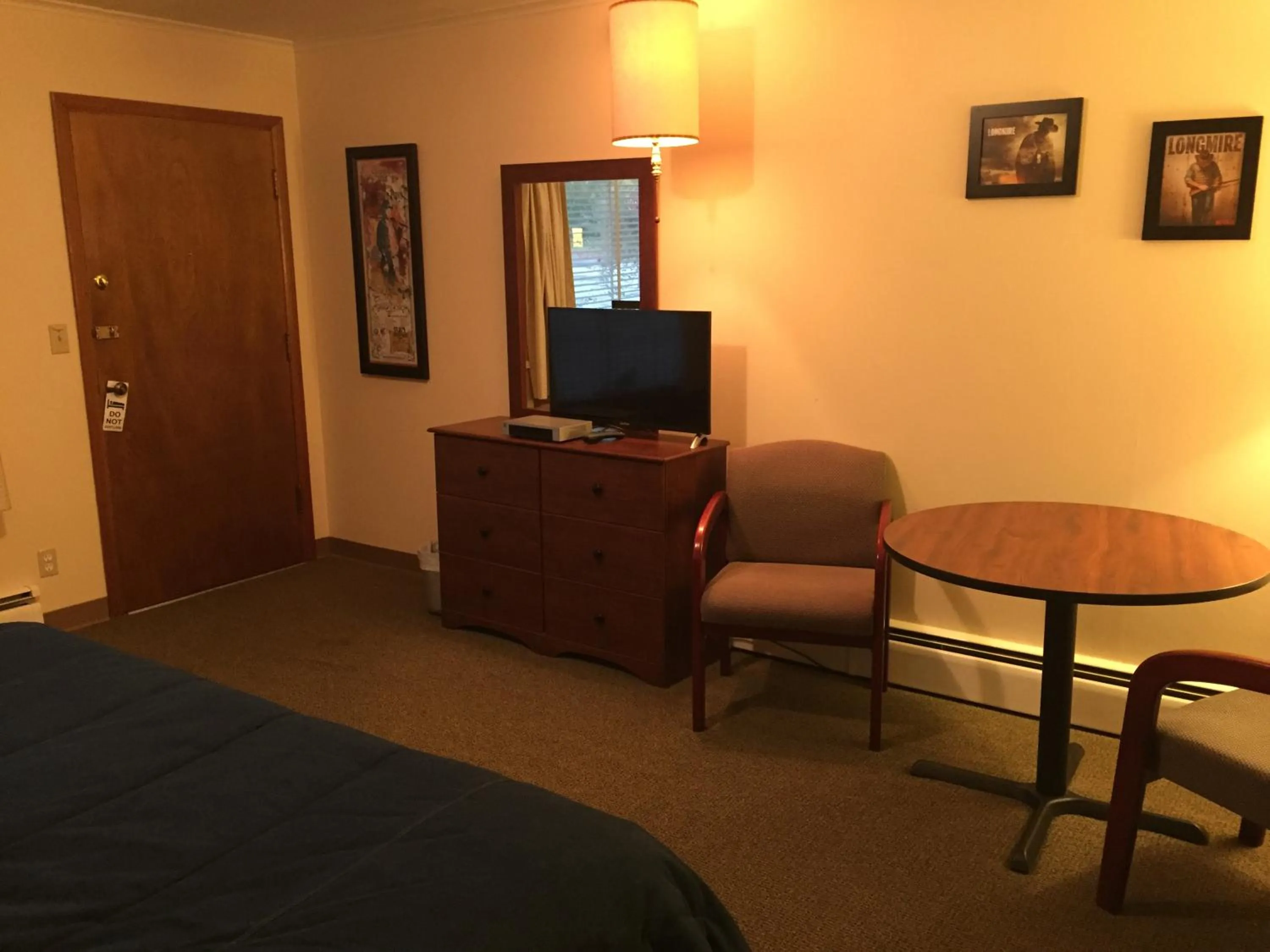 Seating area in Mansion House Motel