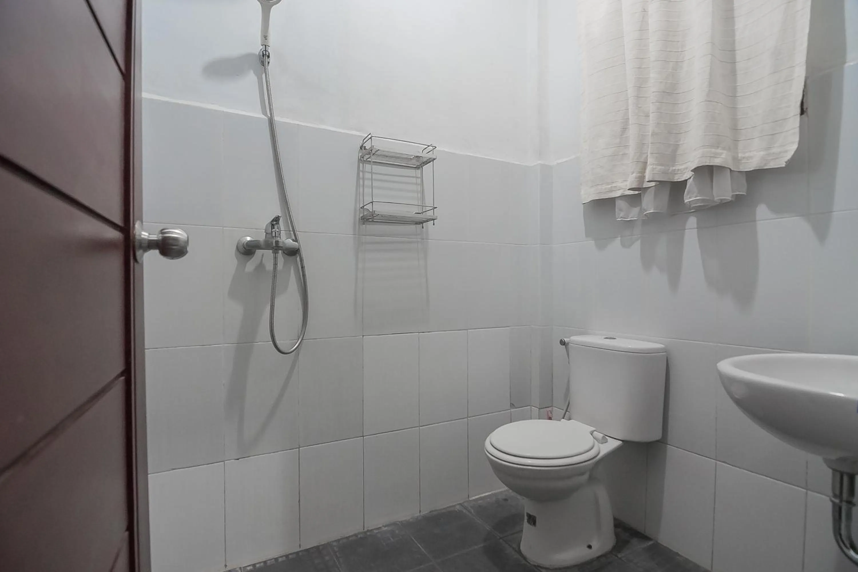 Bathroom in RedDoorz Plus near Cambridge City Square 2 Medan