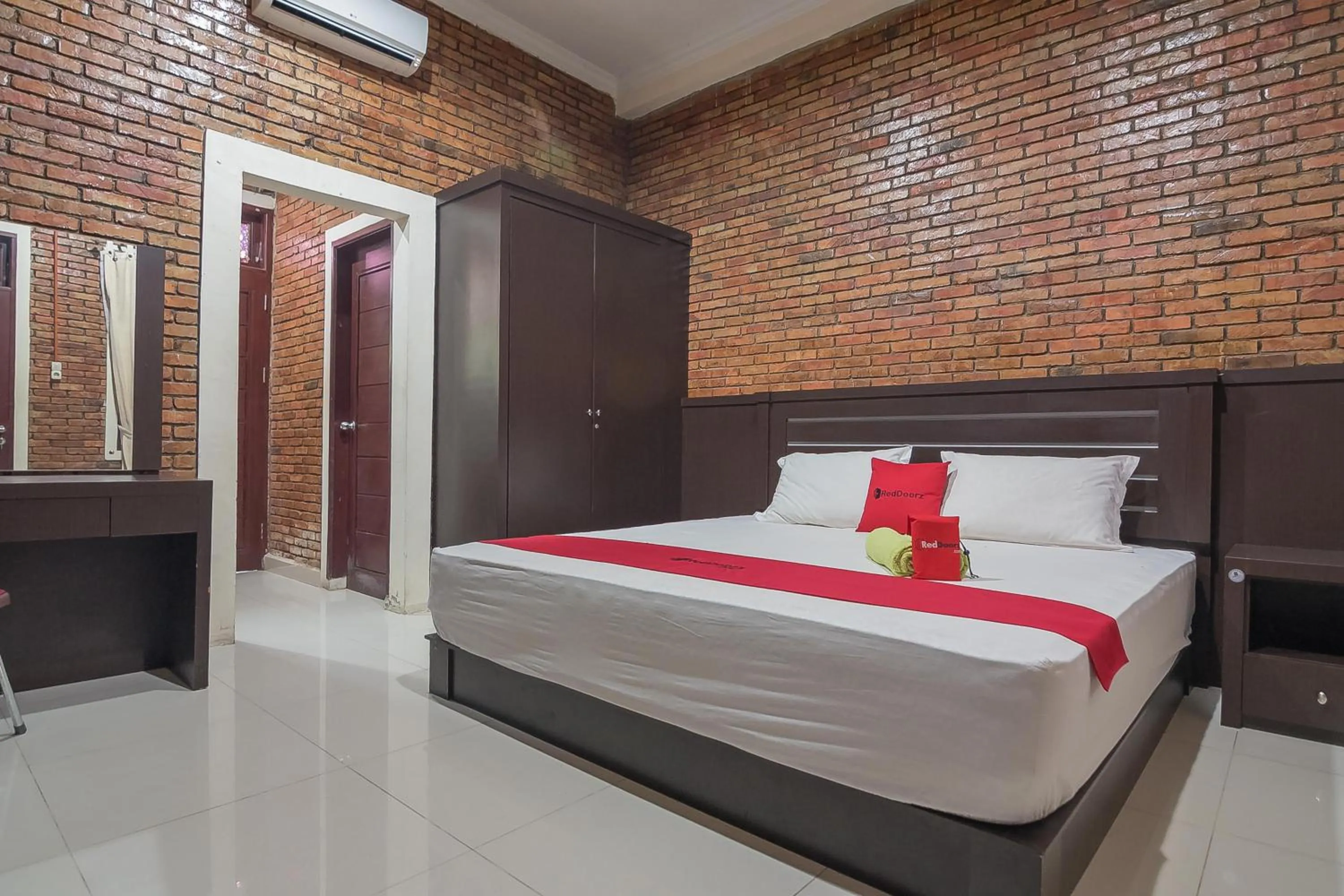Bedroom, Bed in RedDoorz Plus near Cambridge City Square 2 Medan