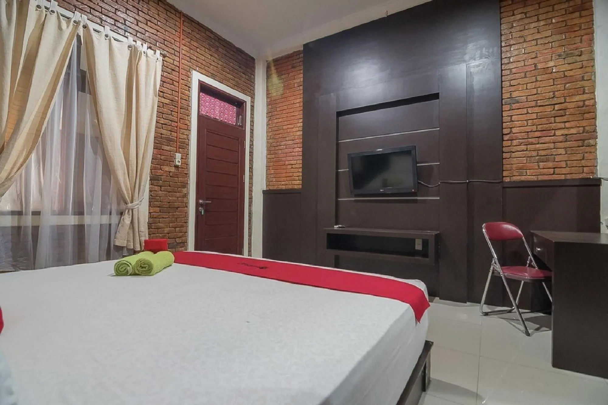 Bedroom, Bed in RedDoorz Plus near Cambridge City Square 2 Medan
