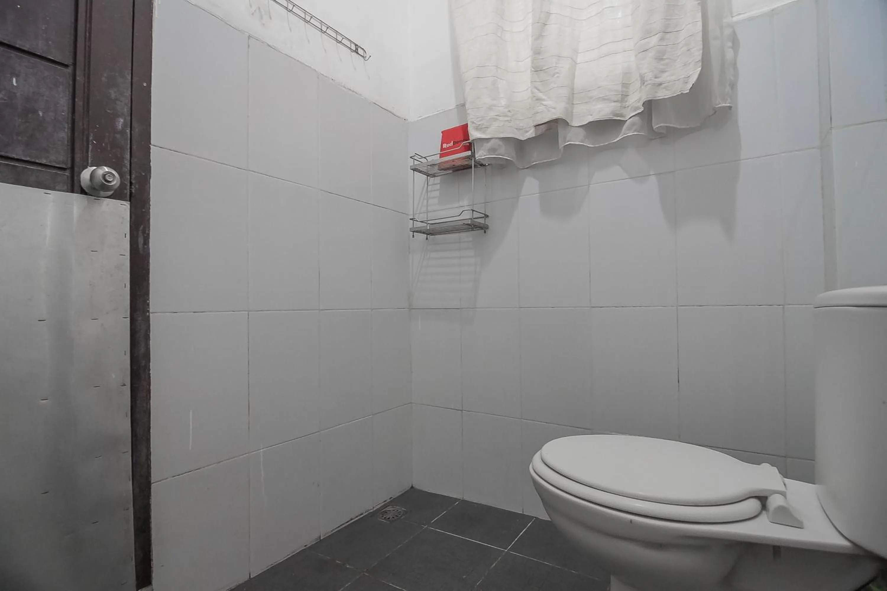 Bathroom in RedDoorz Plus near Cambridge City Square 2 Medan