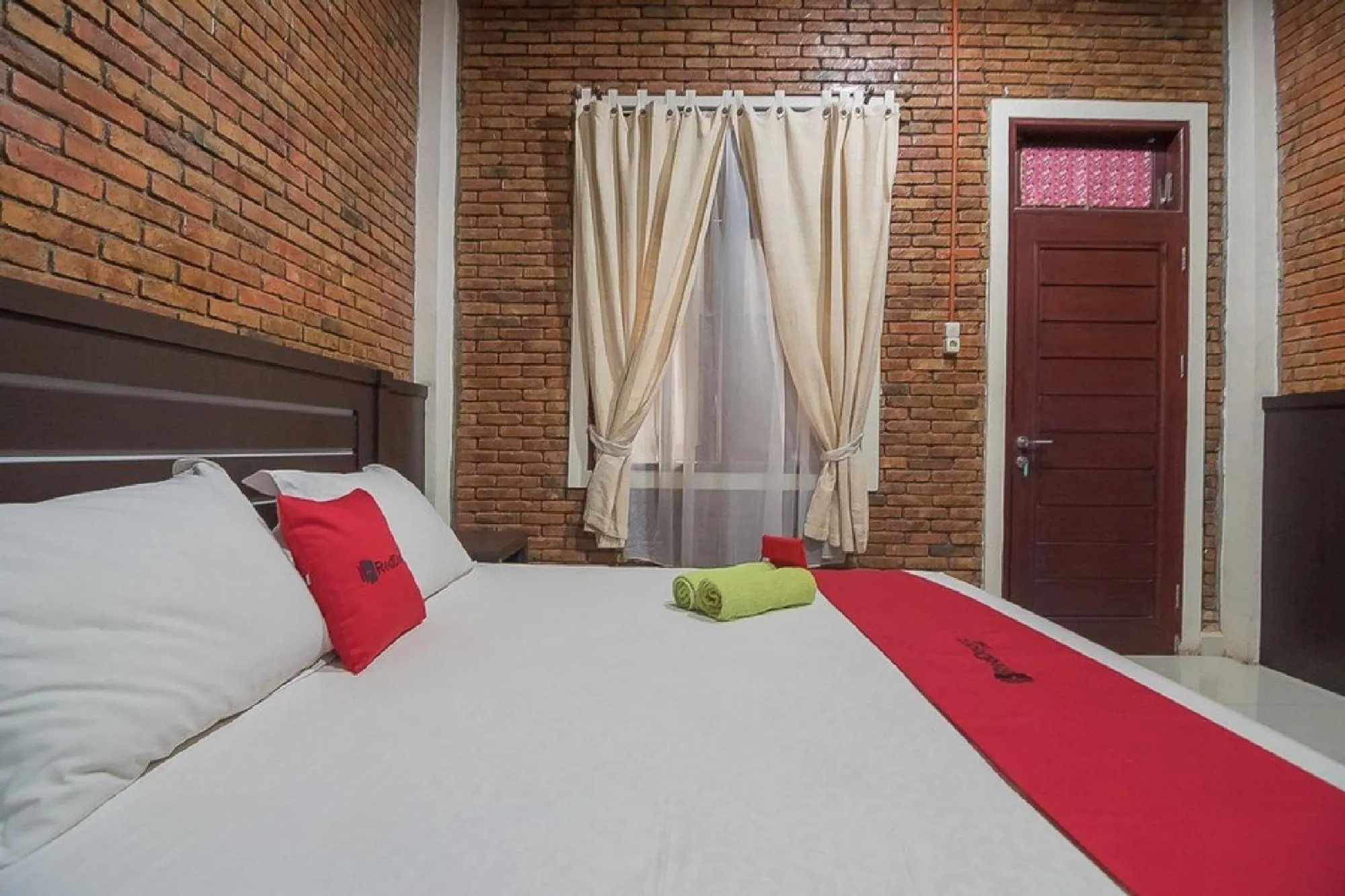 Bedroom, Bed in RedDoorz Plus near Cambridge City Square 2 Medan