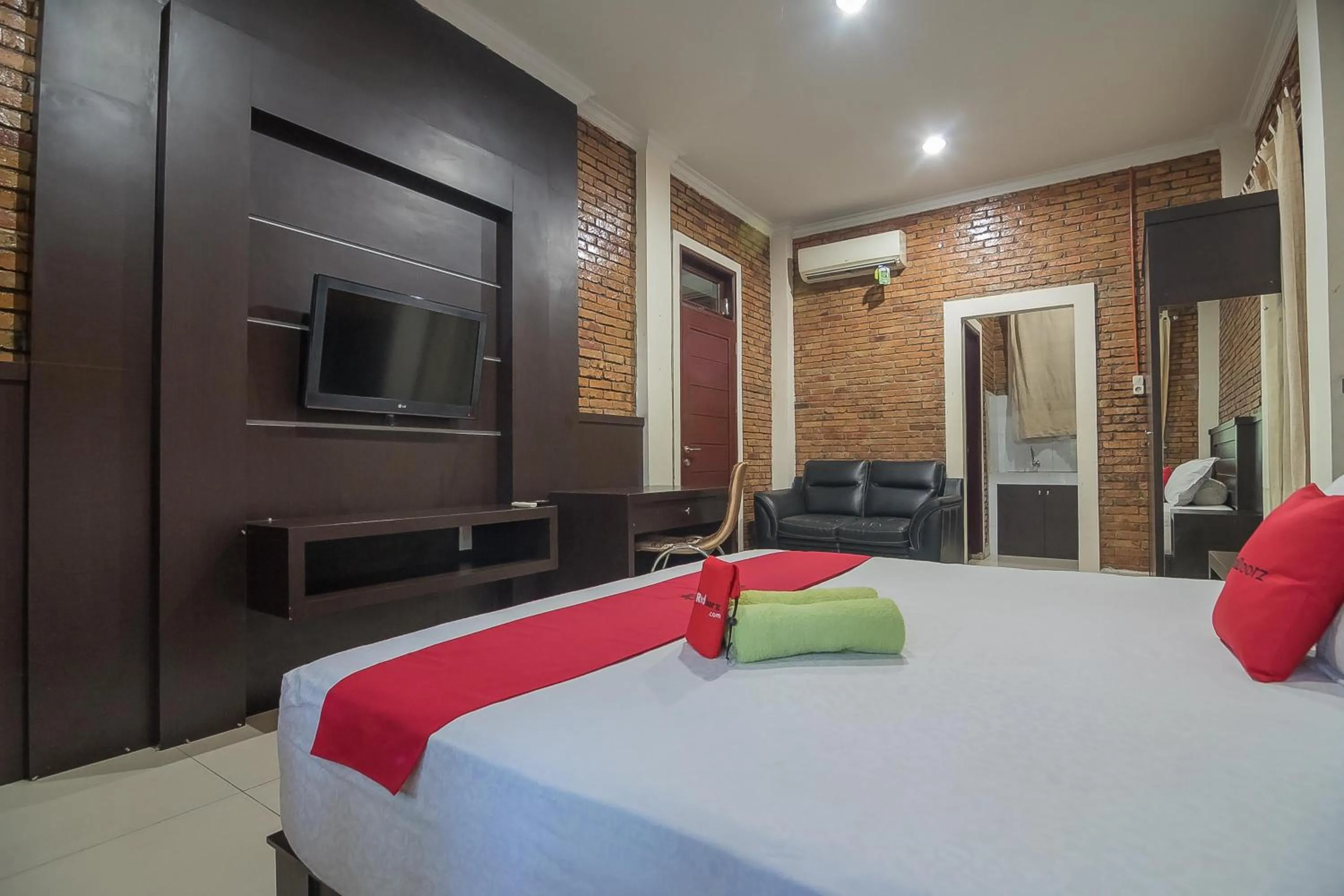 Bedroom, Bed in RedDoorz Plus near Cambridge City Square 2 Medan