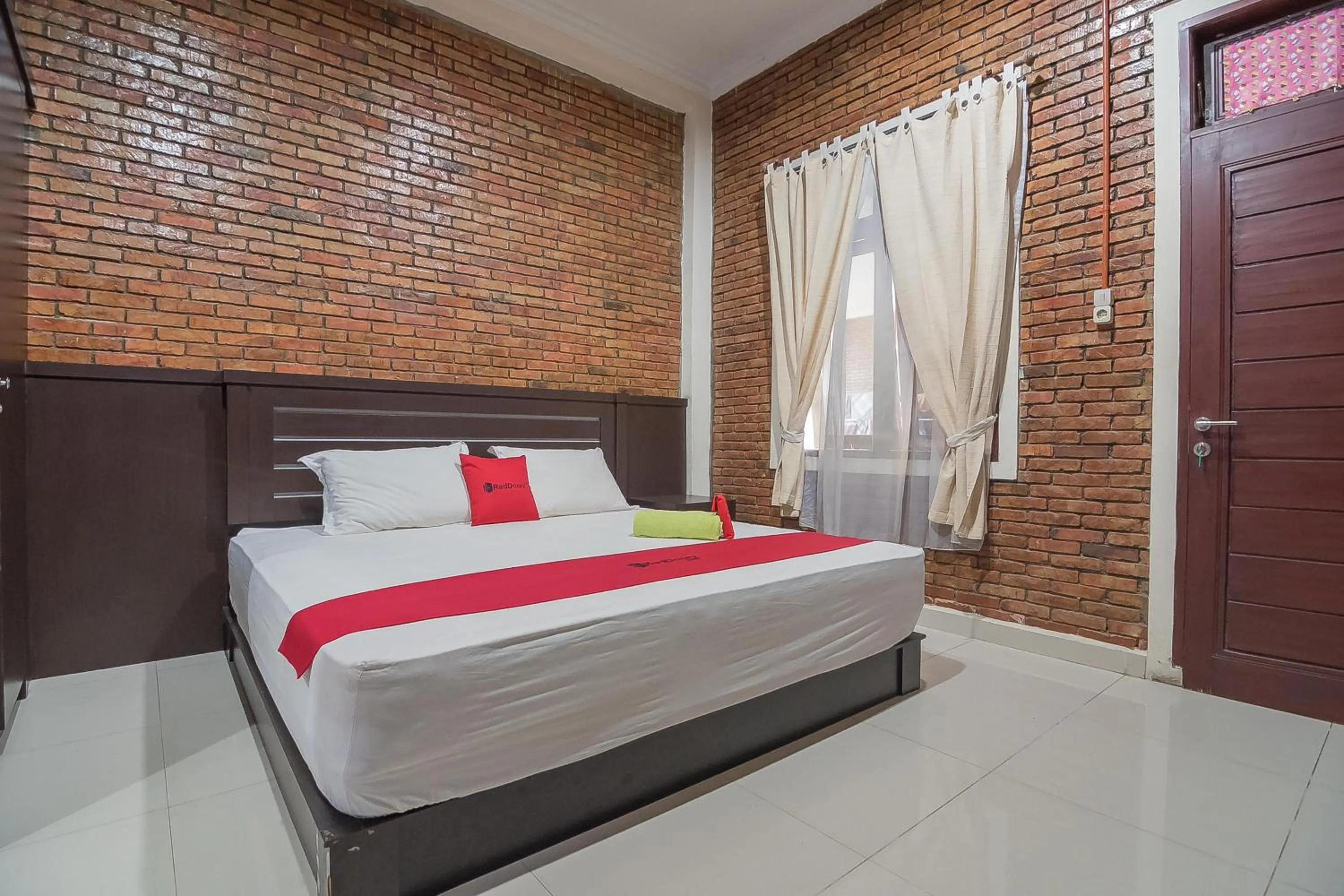 Bedroom, Bed in RedDoorz Plus near Cambridge City Square 2 Medan