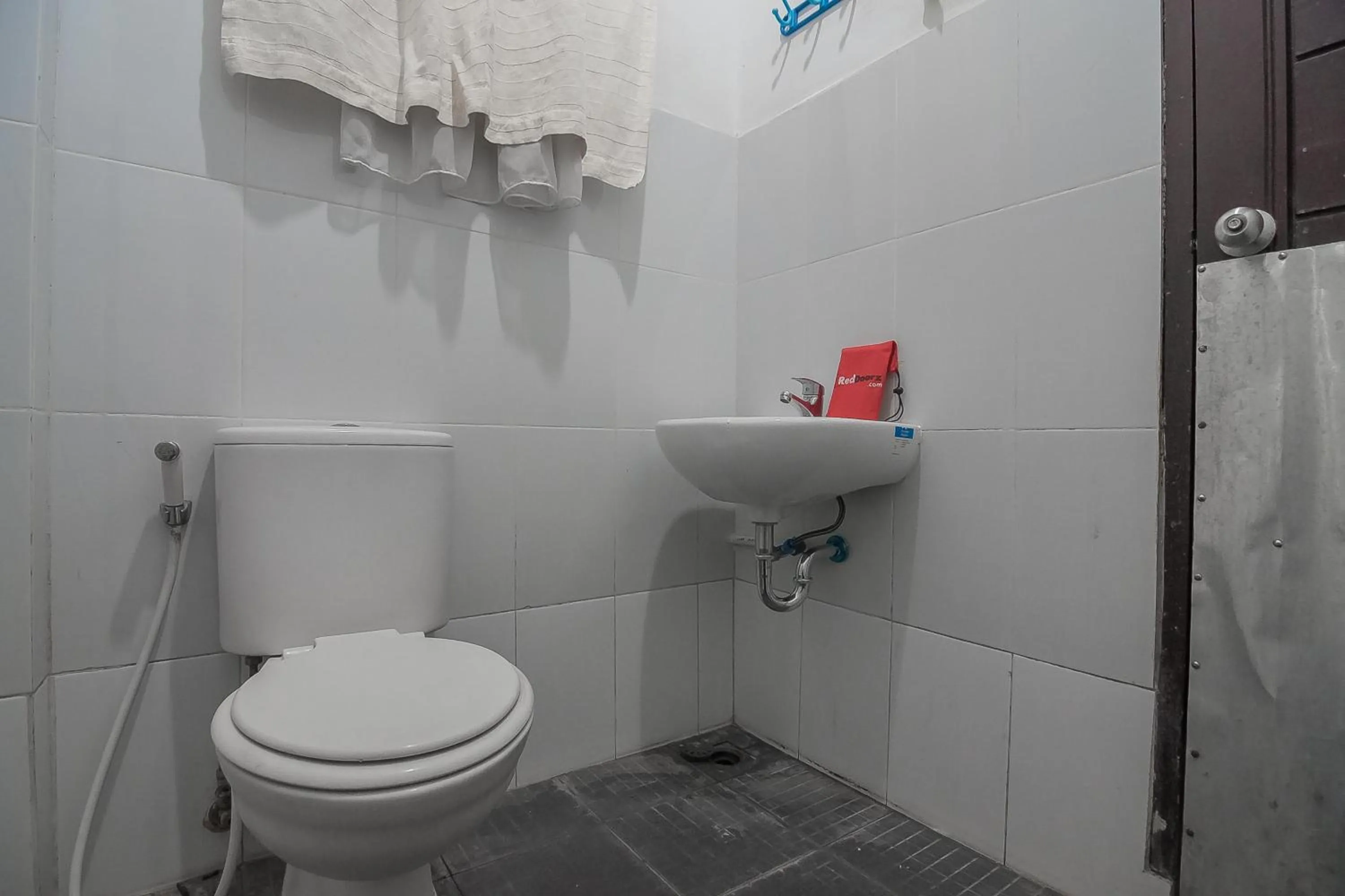 Bathroom in RedDoorz Plus near Cambridge City Square 2 Medan