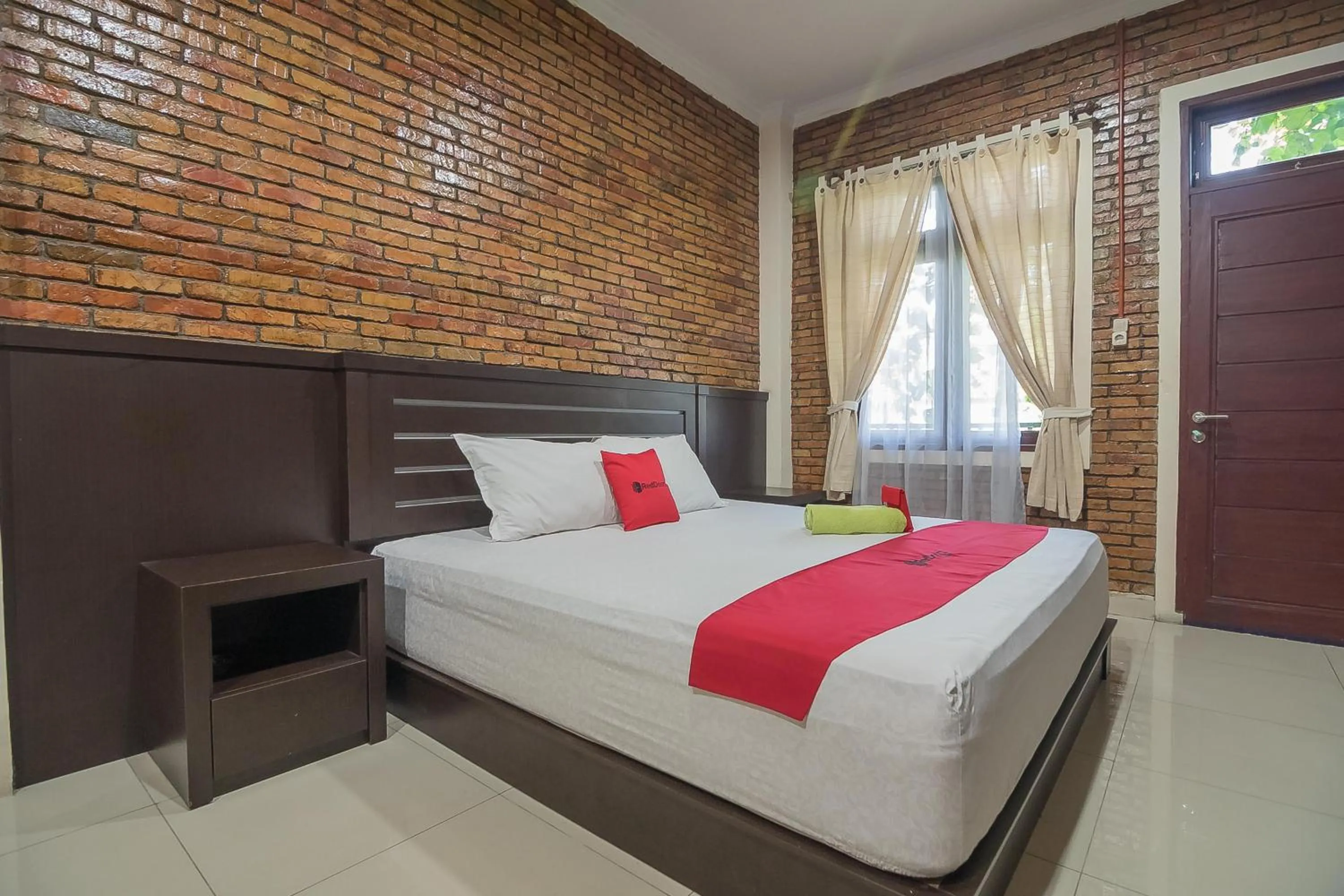 Bedroom, Bed in RedDoorz Plus near Cambridge City Square 2 Medan