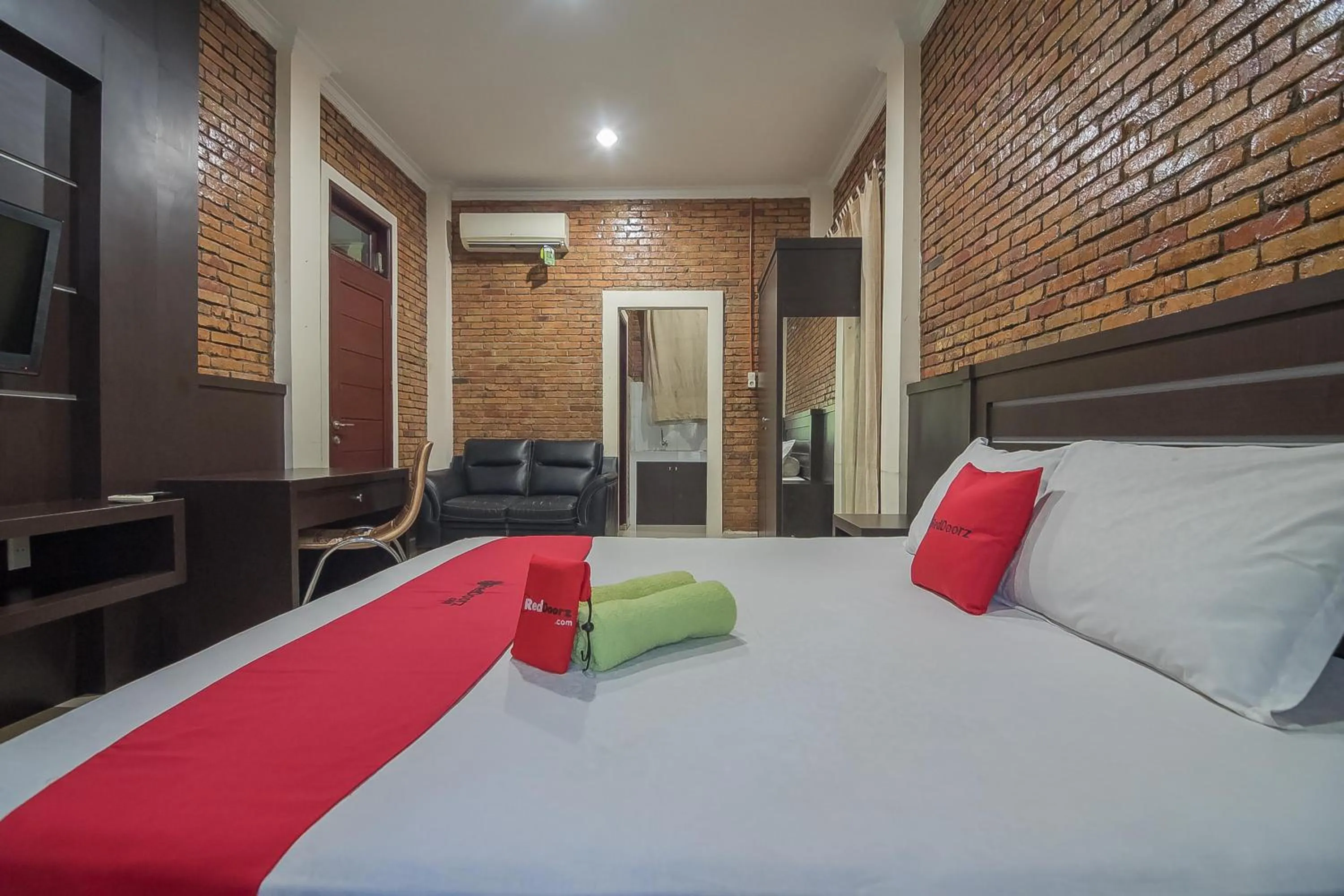 Bedroom, Bed in RedDoorz Plus near Cambridge City Square 2 Medan