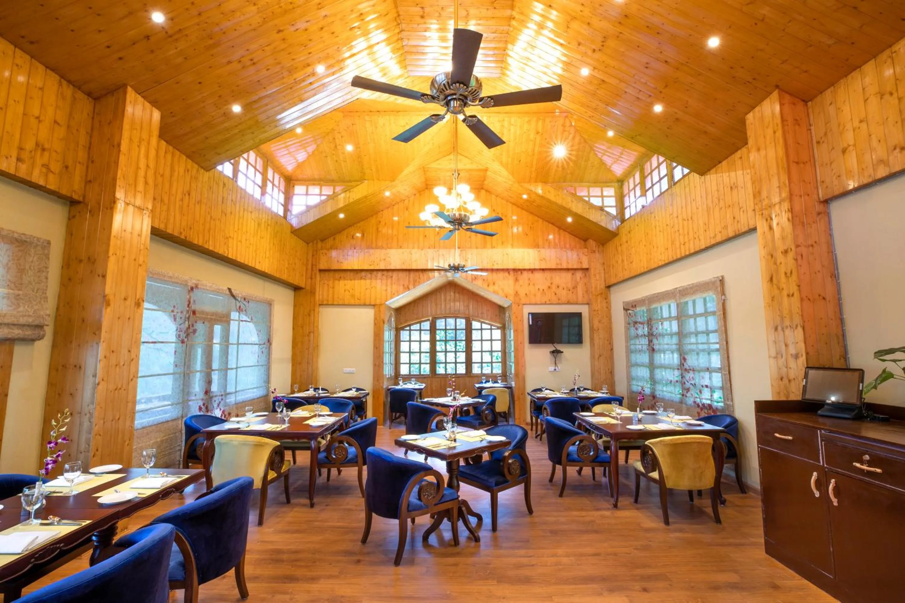 Restaurant/places to eat in Regenta Inn by Riverside Manali