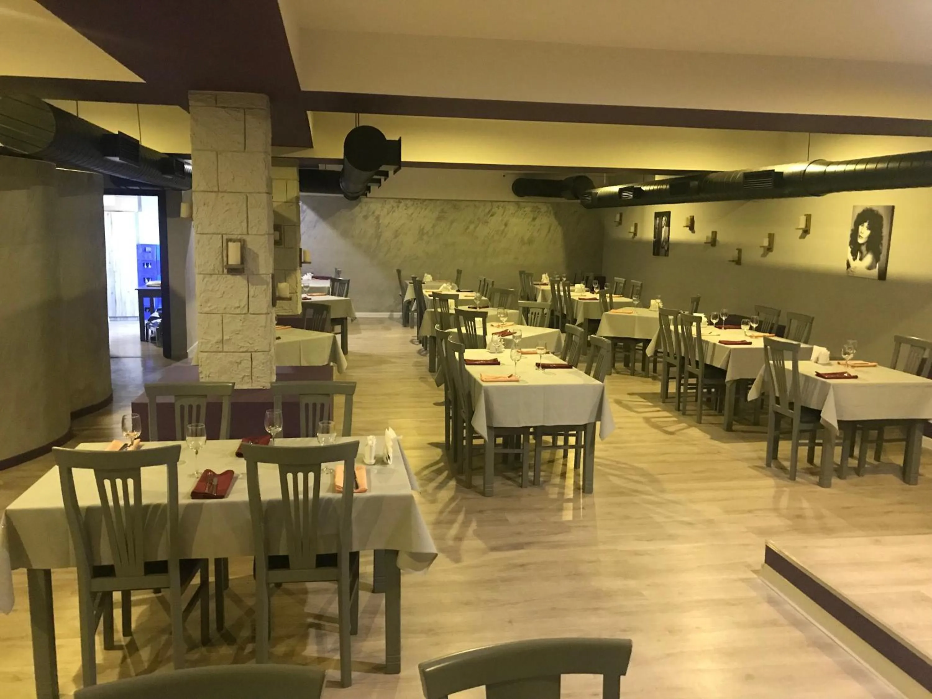 Restaurant/places to eat in Teryan Pushkin Apart Hotel
