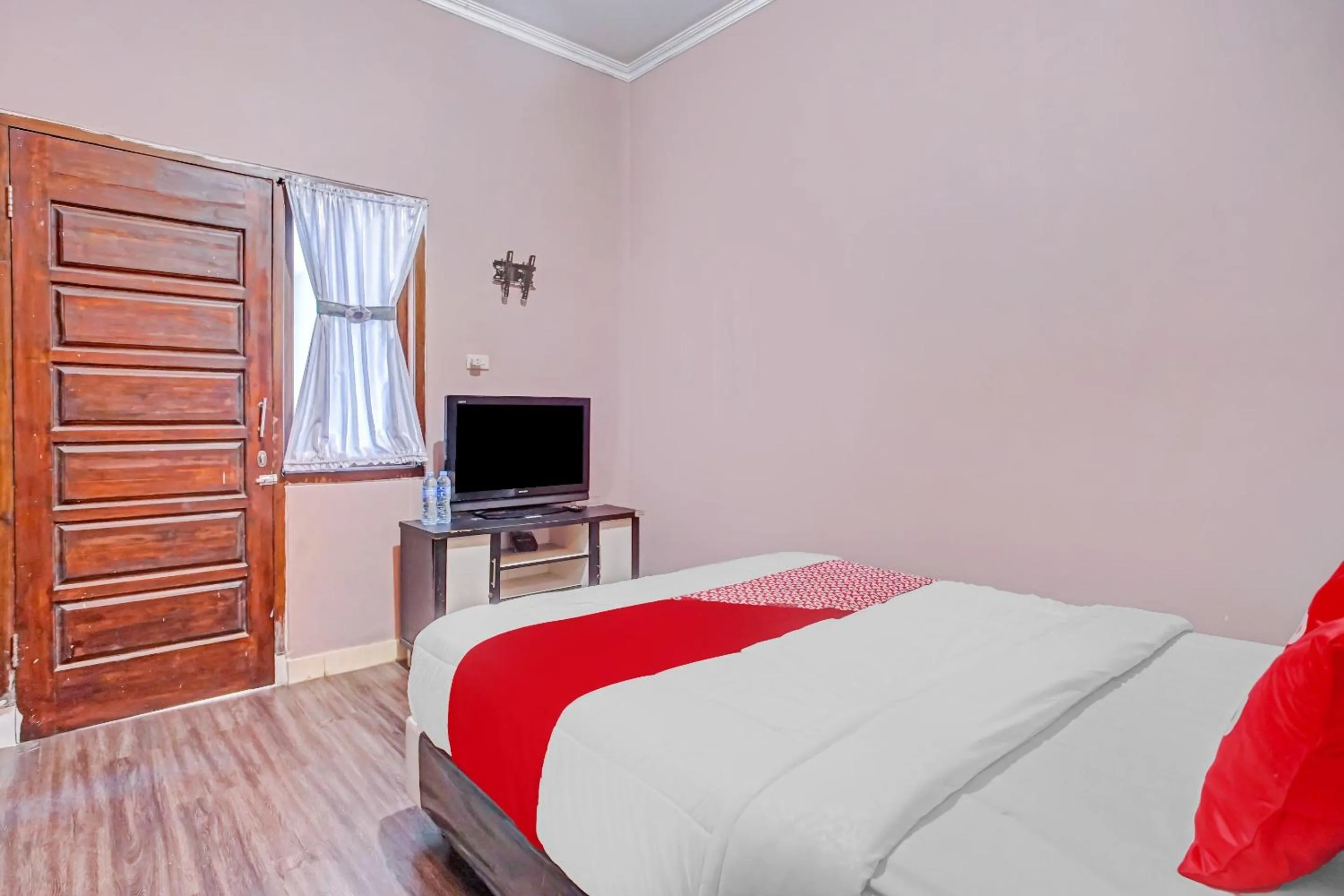 Bedroom, Bed in Hotel O Enggal Near Gor Saburai Formerly Hotel Pelangi