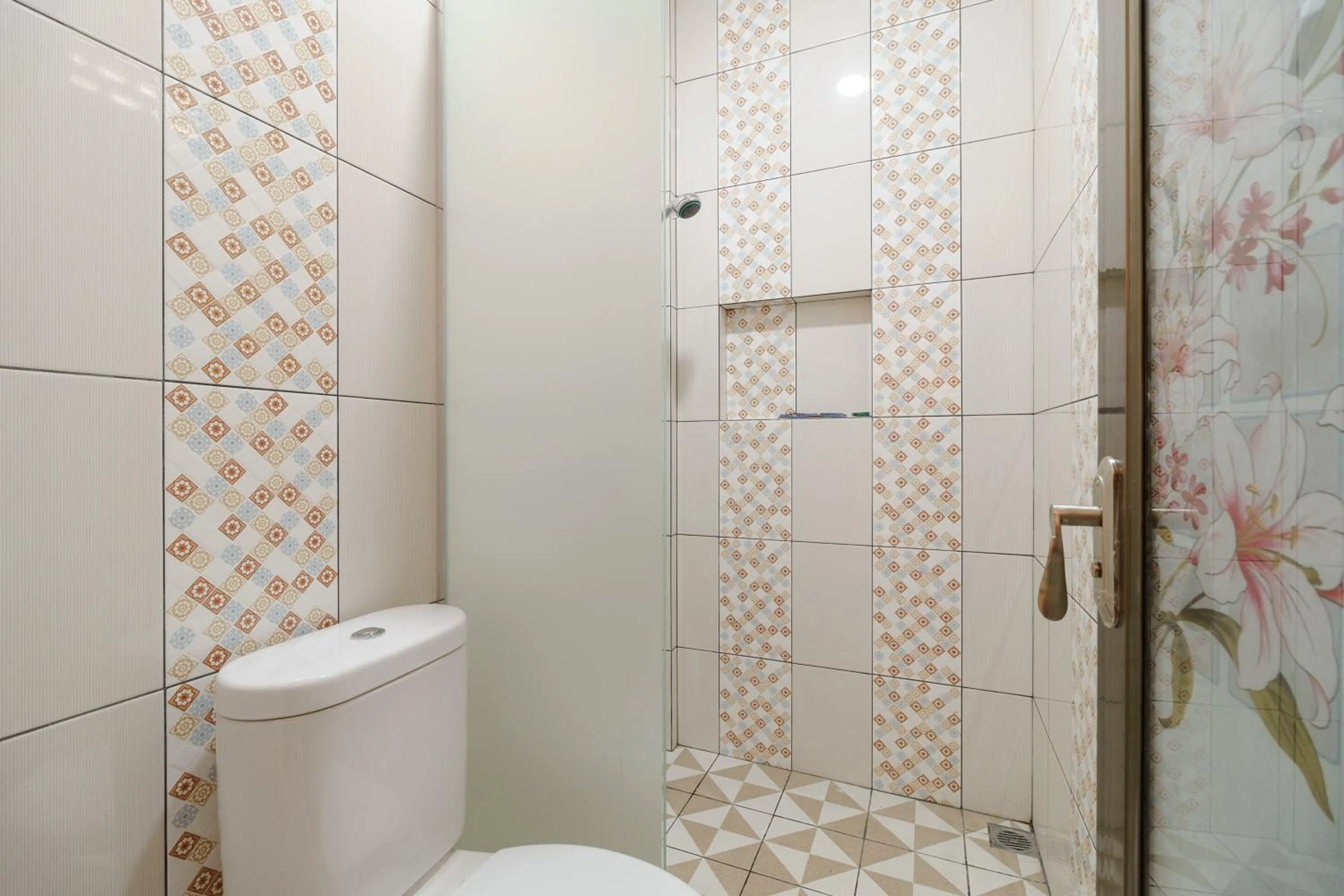 Bathroom in RedDoorz Syariah near Universitas Serambi Mekkah