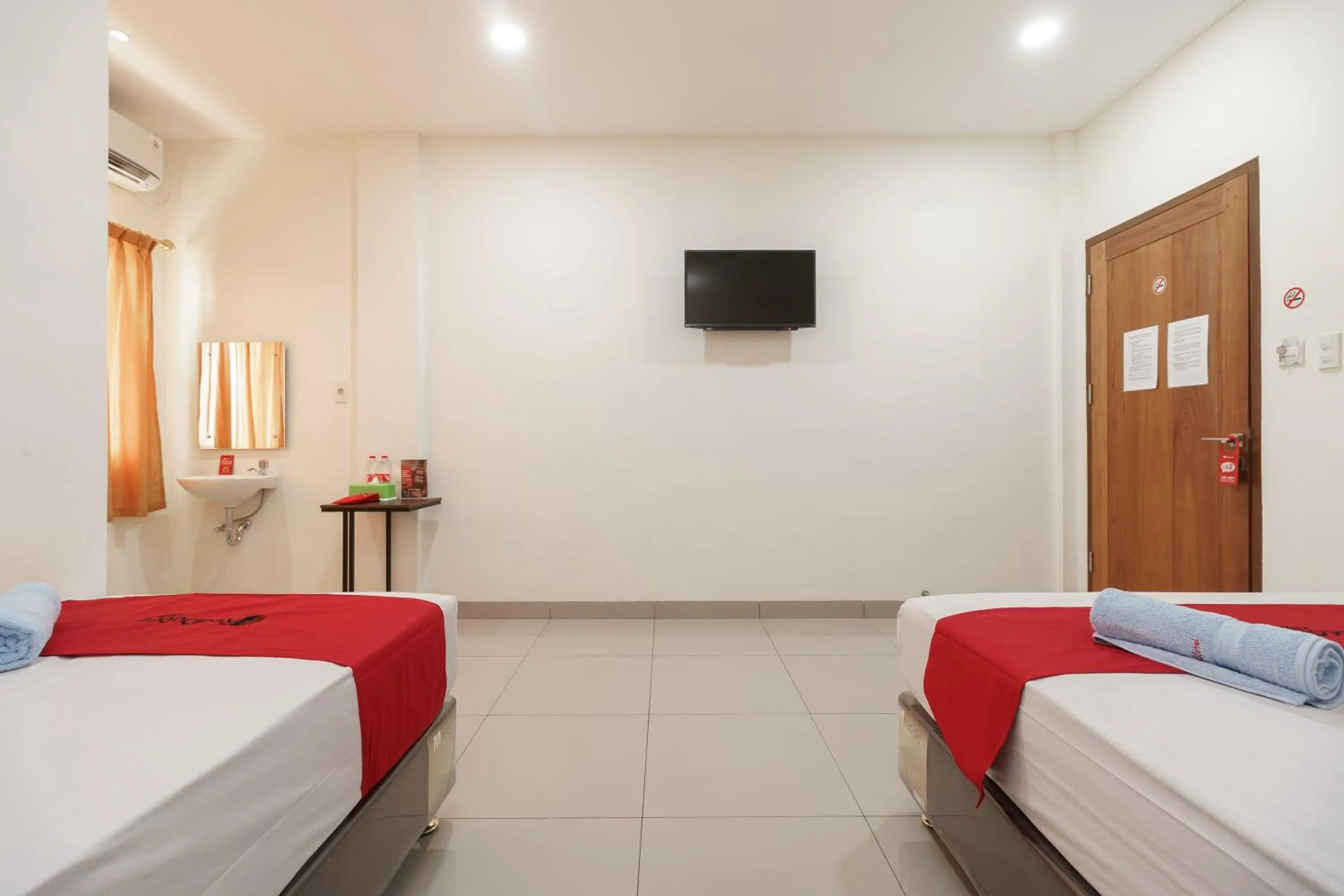 Bedroom, Bathroom in RedDoorz Syariah near Universitas Serambi Mekkah