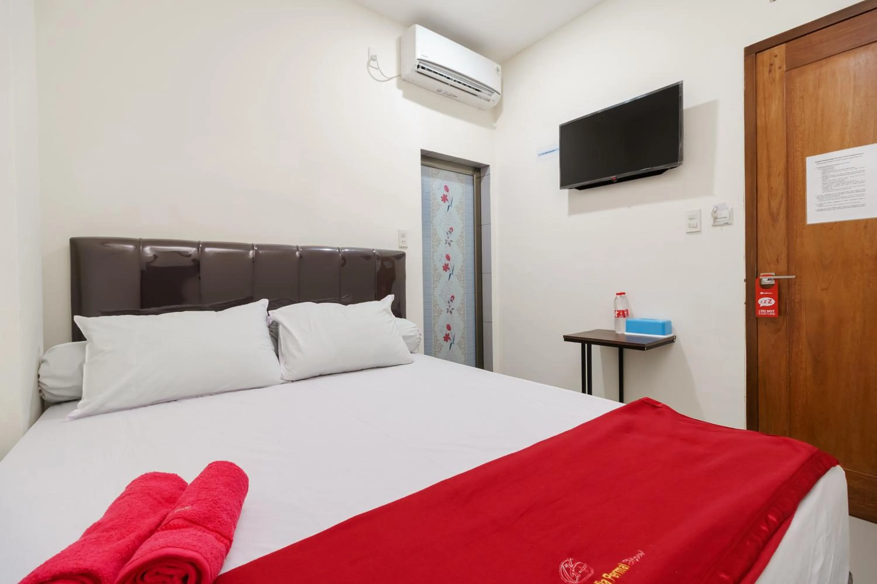 Bedroom, TV/Entertainment Center in RedDoorz Syariah near Universitas Serambi Mekkah