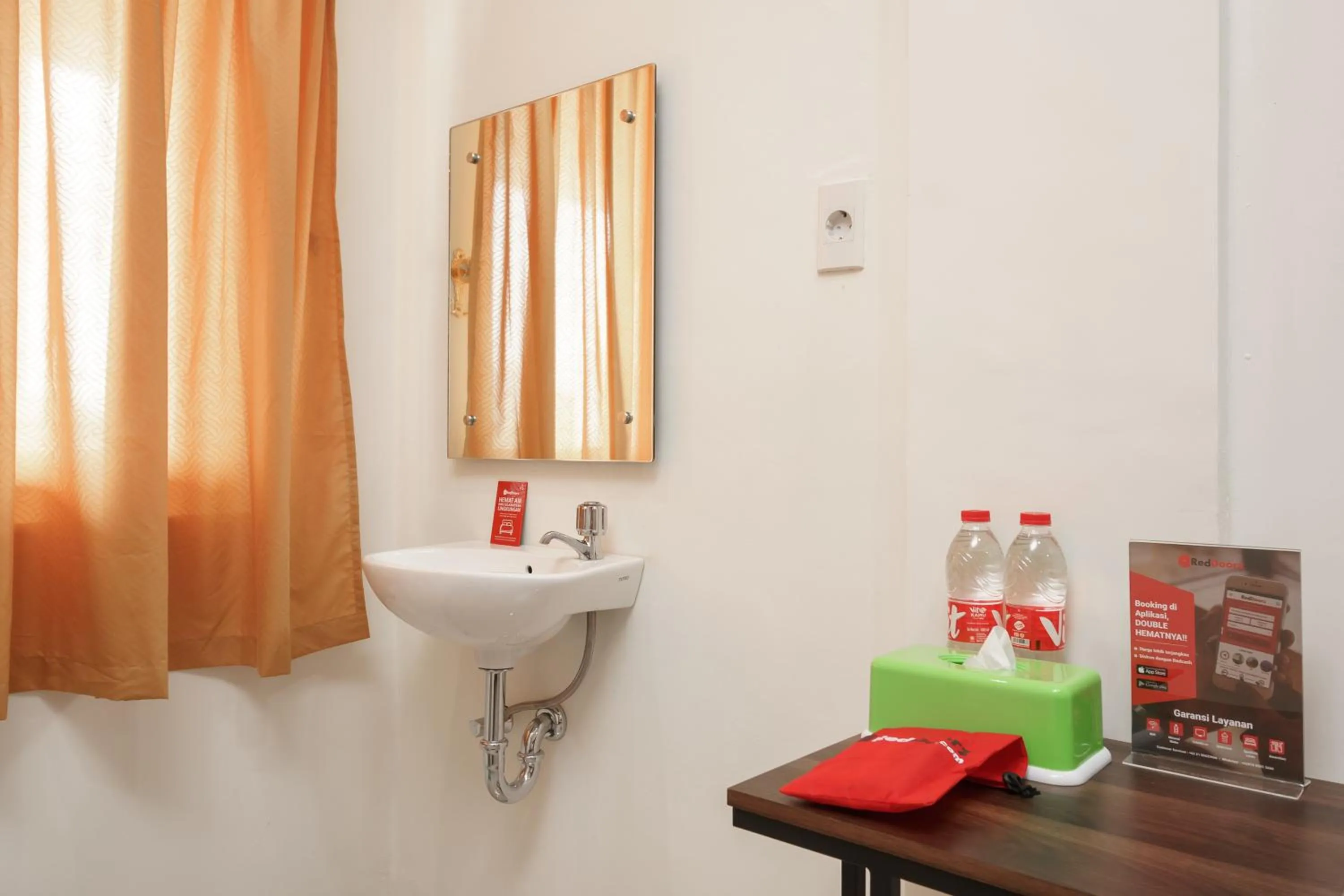 Bathroom in RedDoorz Syariah near Universitas Serambi Mekkah