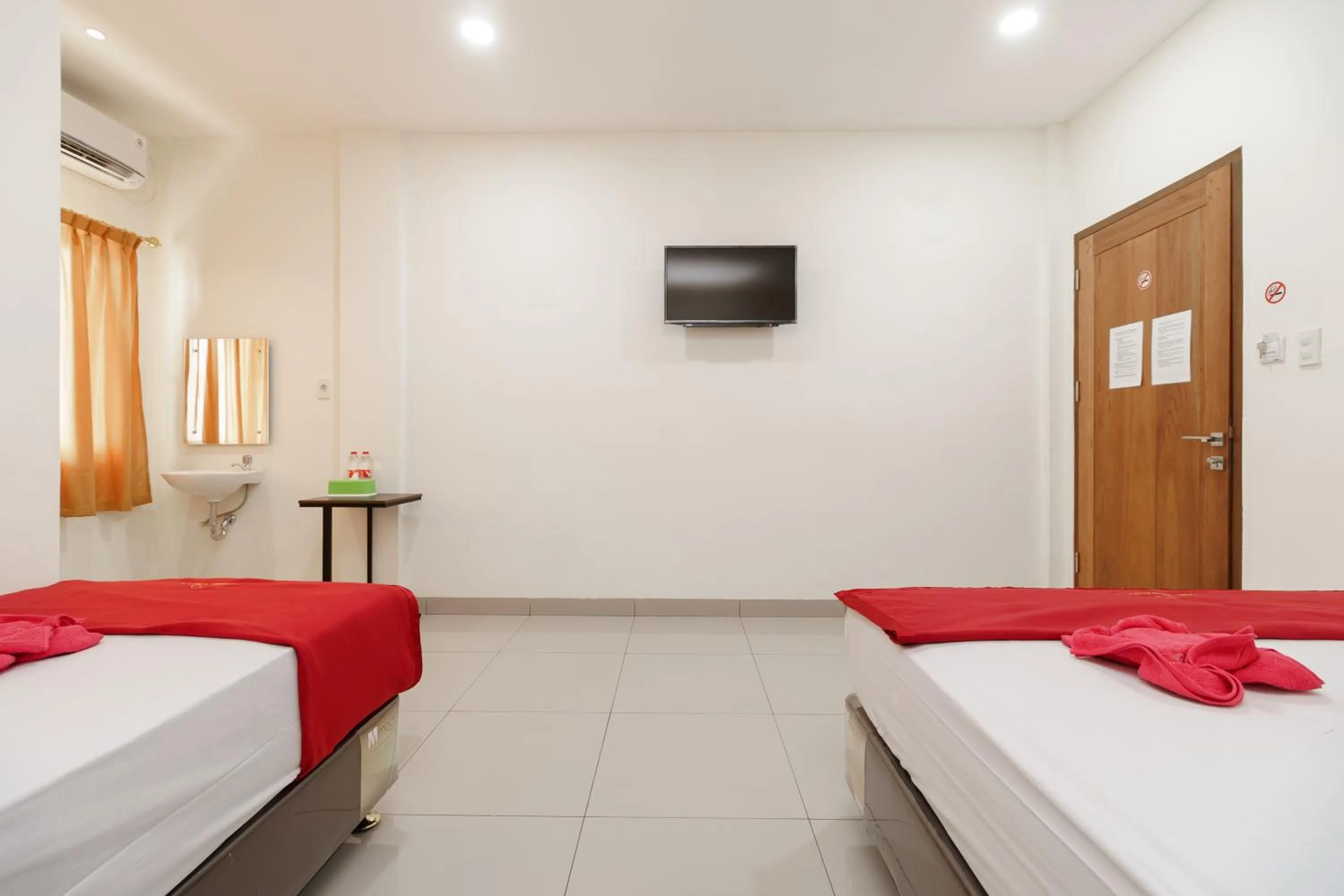 Bathroom in RedDoorz Syariah near Universitas Serambi Mekkah