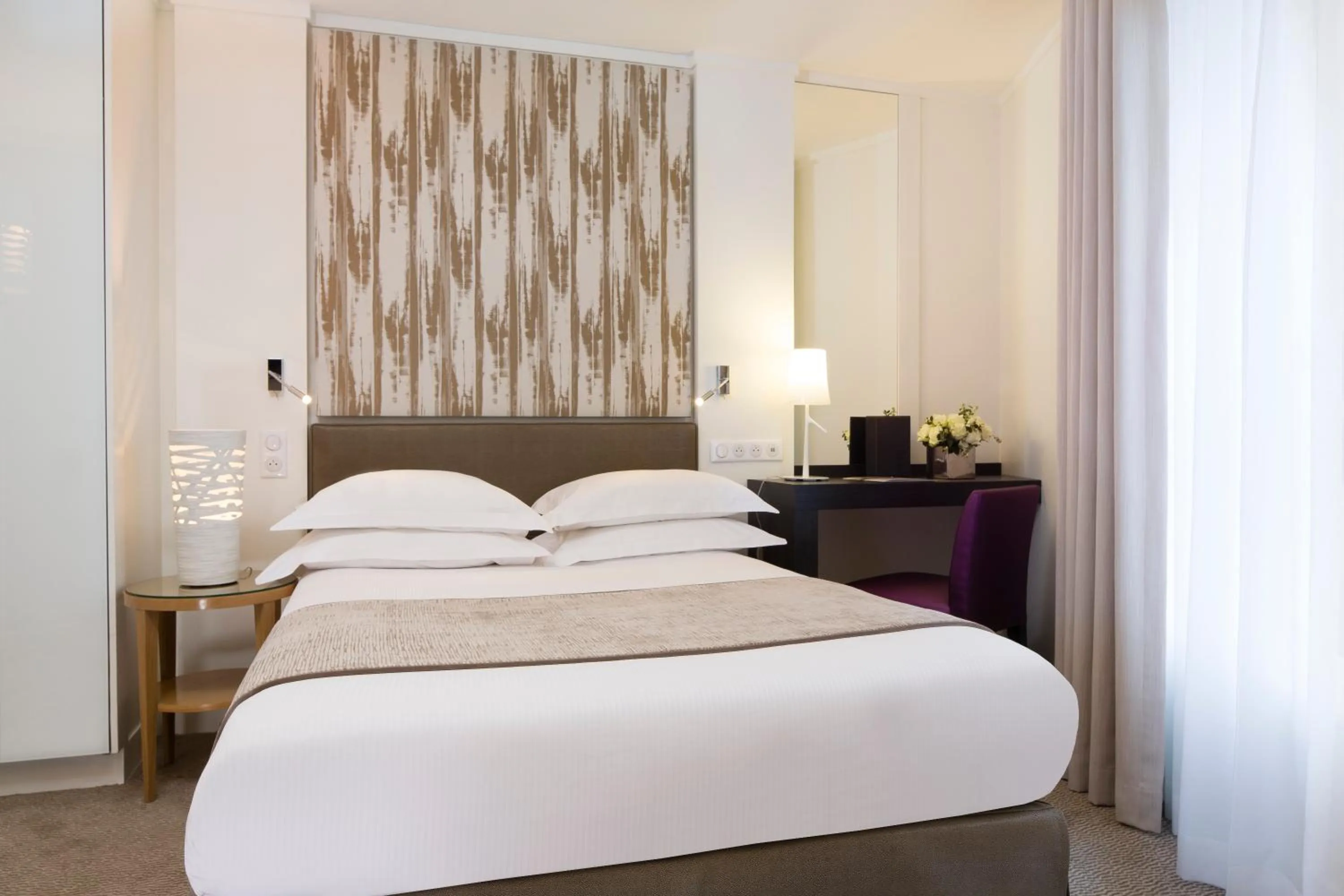 Photo of the whole room, Bed in Garden-Elysée