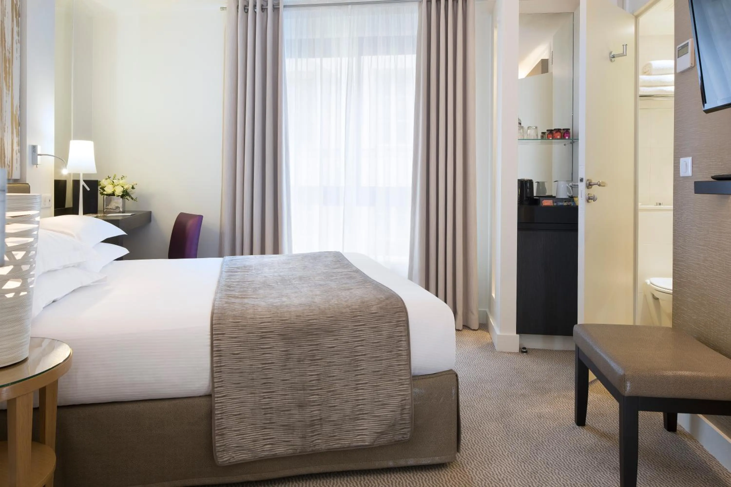 Photo of the whole room, Bed in Garden-Elysée