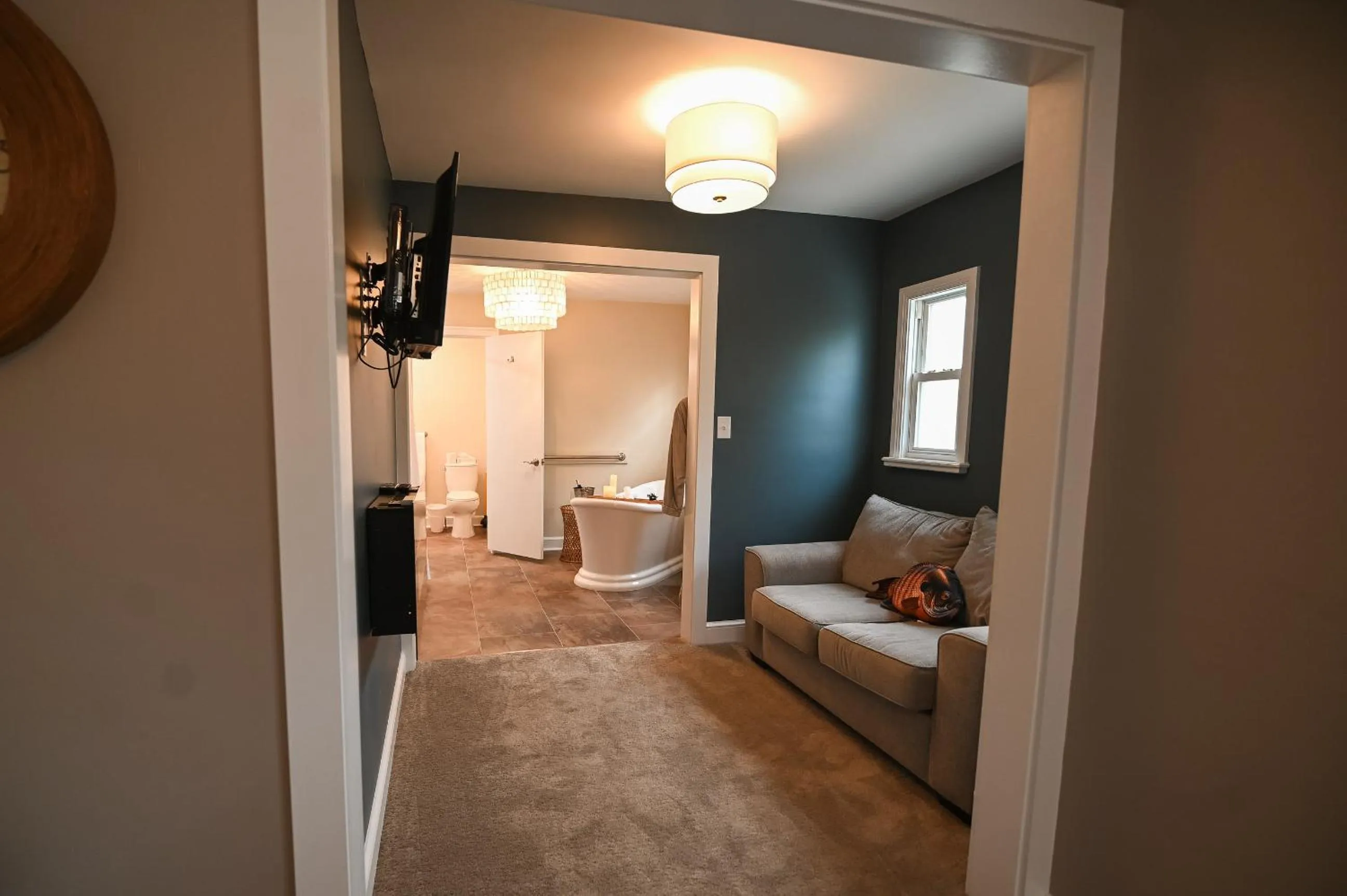 Seating area, Bed in The Lakehouse Inn Geneva