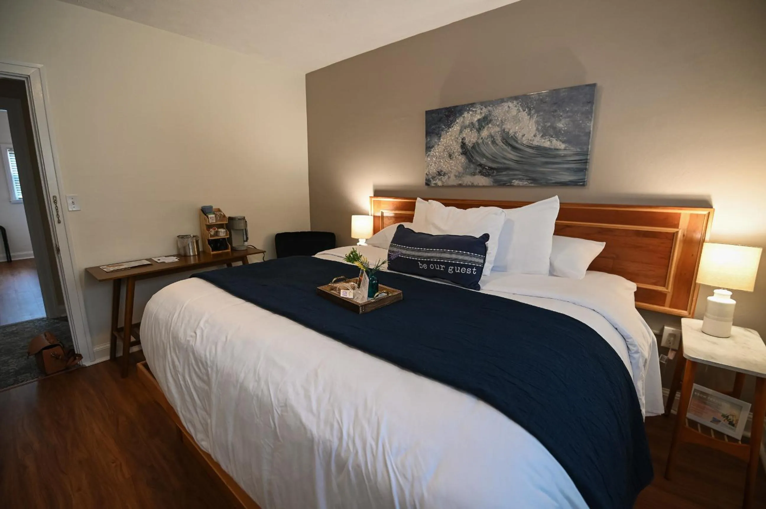 Bed in The Lakehouse Inn Geneva