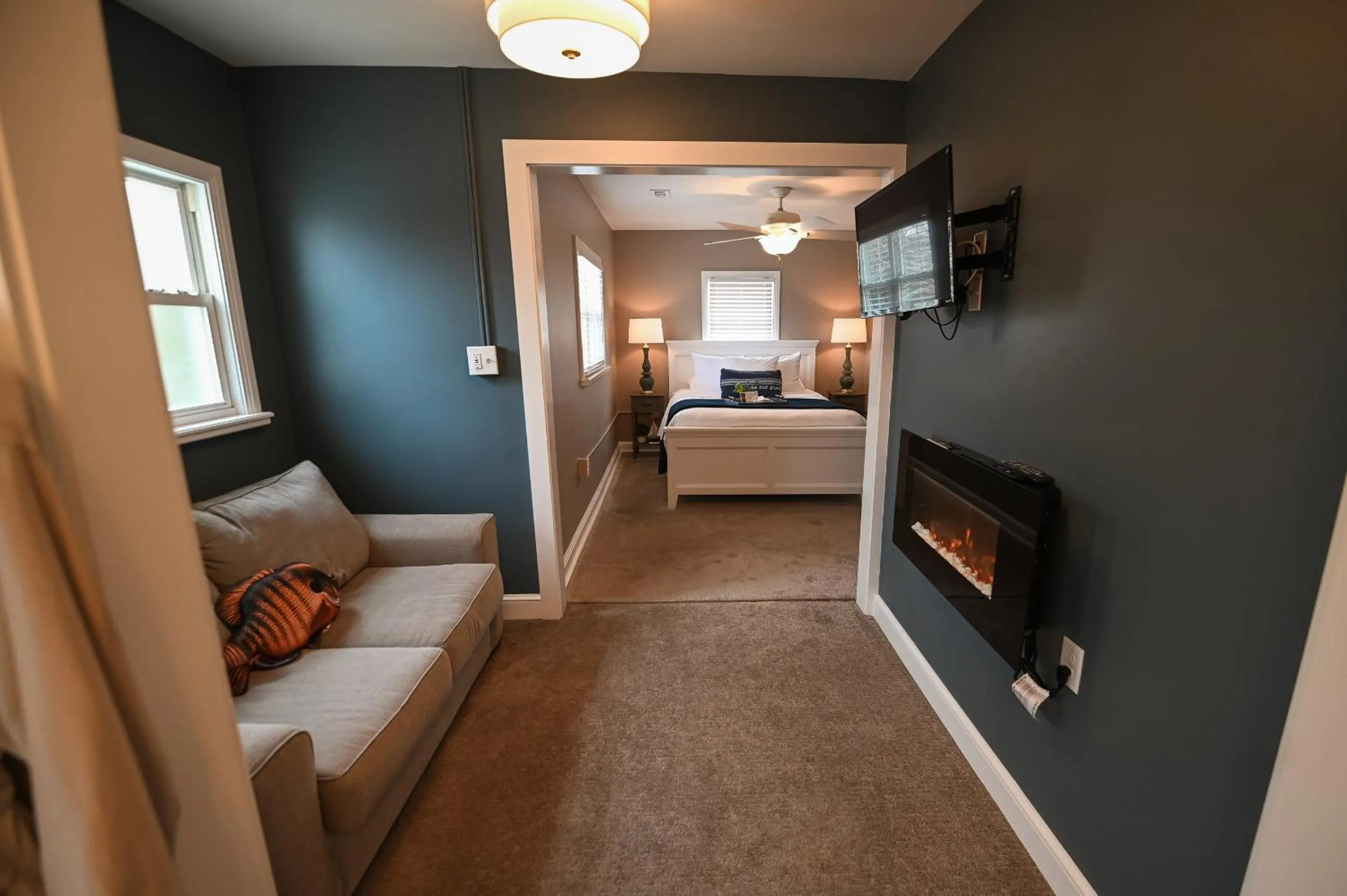 Seating area, Bed in The Lakehouse Inn Geneva