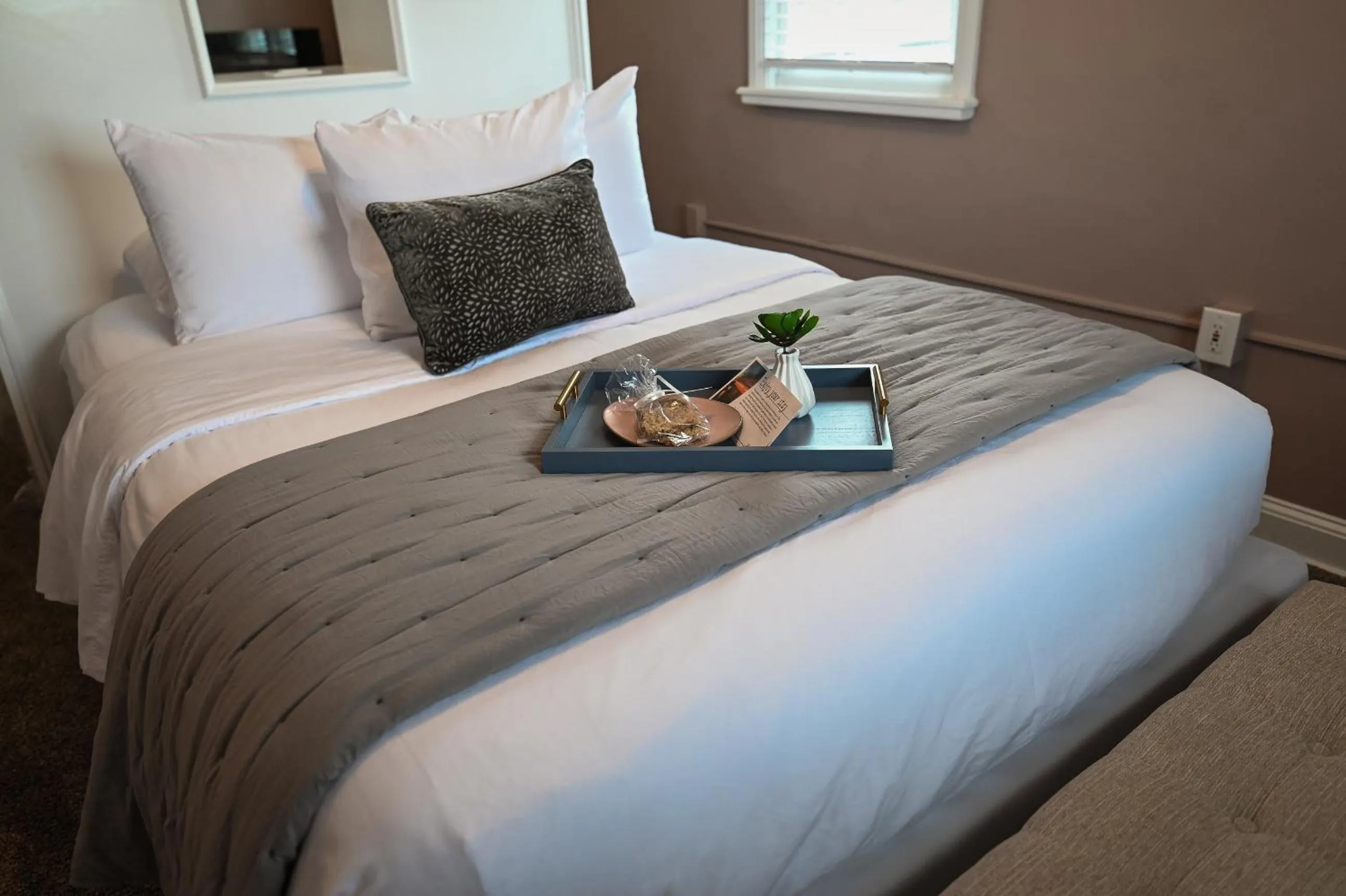 Bed in The Lakehouse Inn Geneva