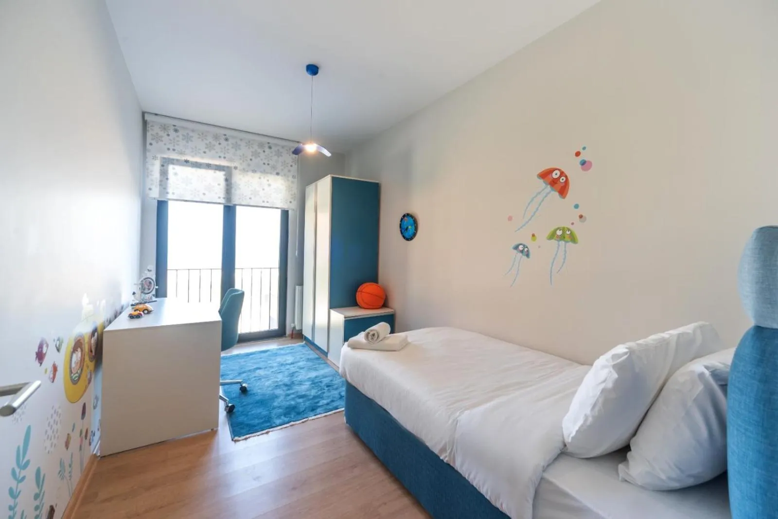 Bed in Green Hills Suites