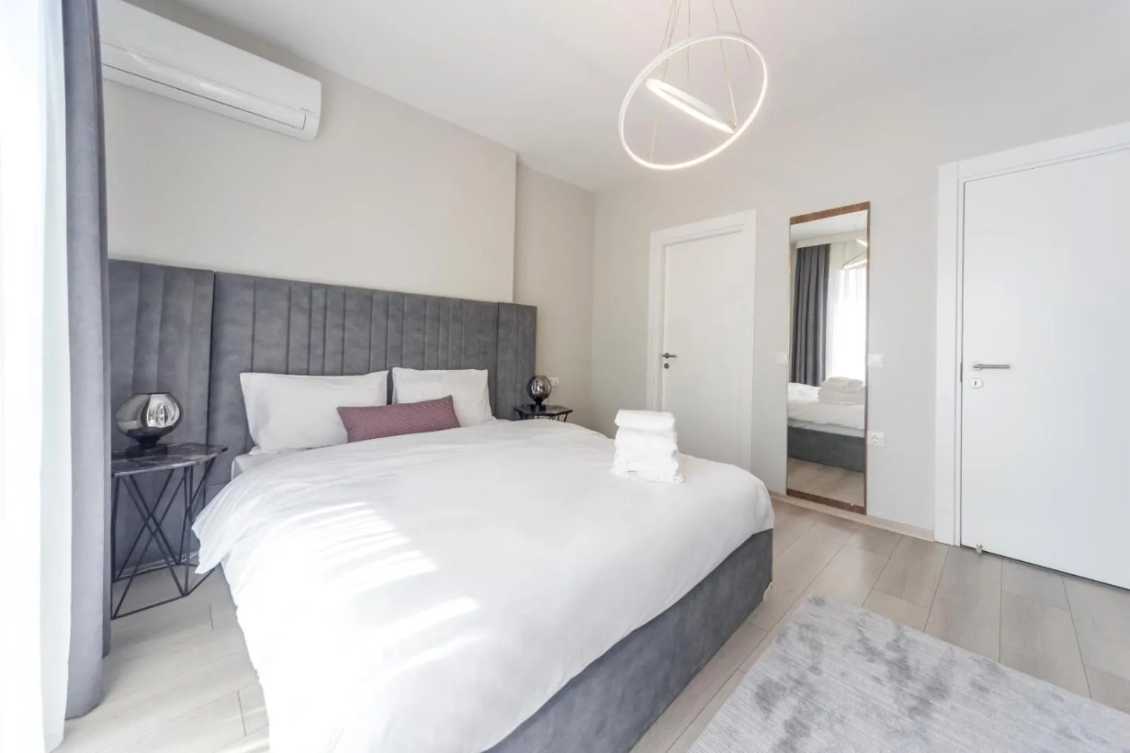 Bed in Green Hills Suites