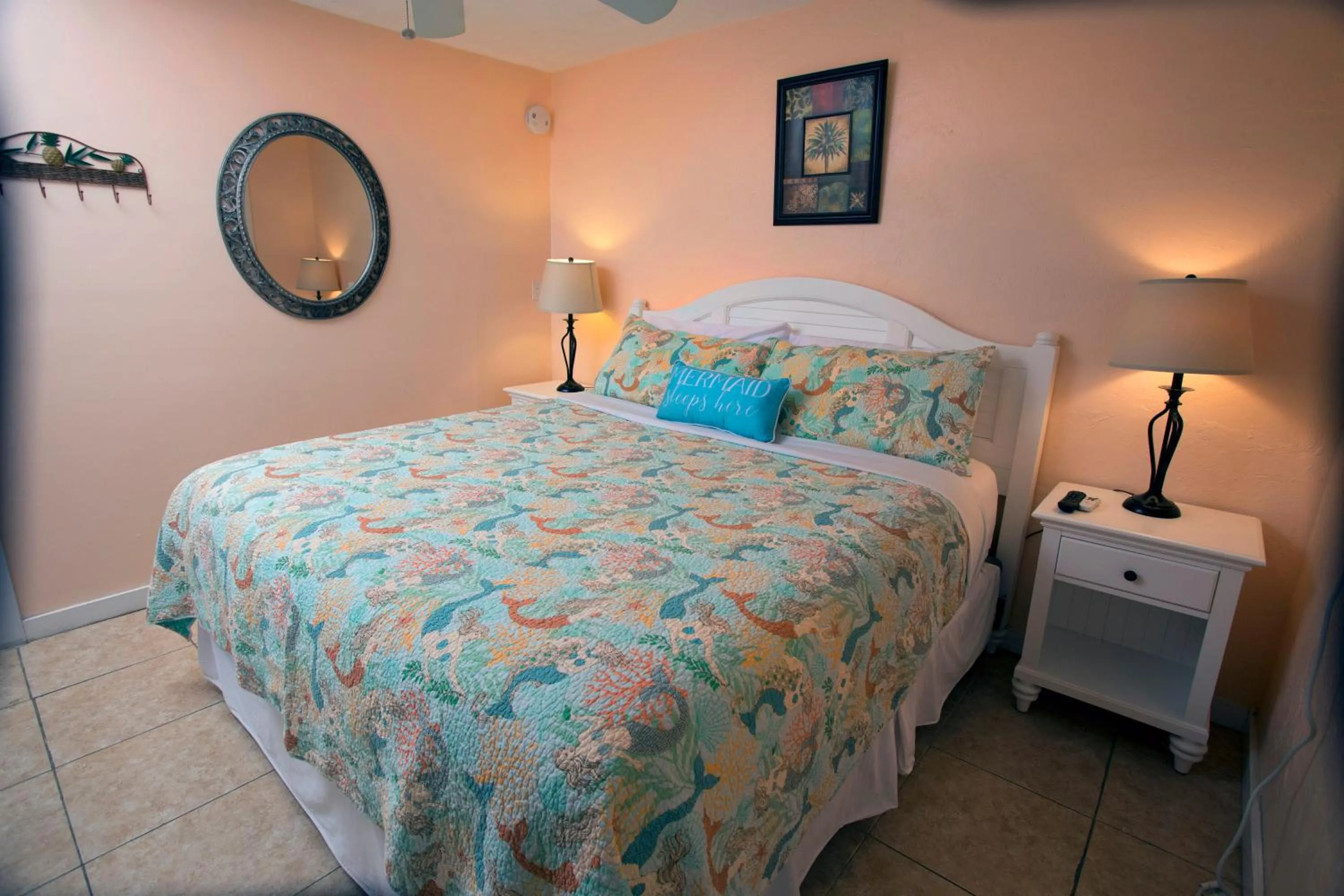 Bed in Courtney's Place Historic Cottages & Inns