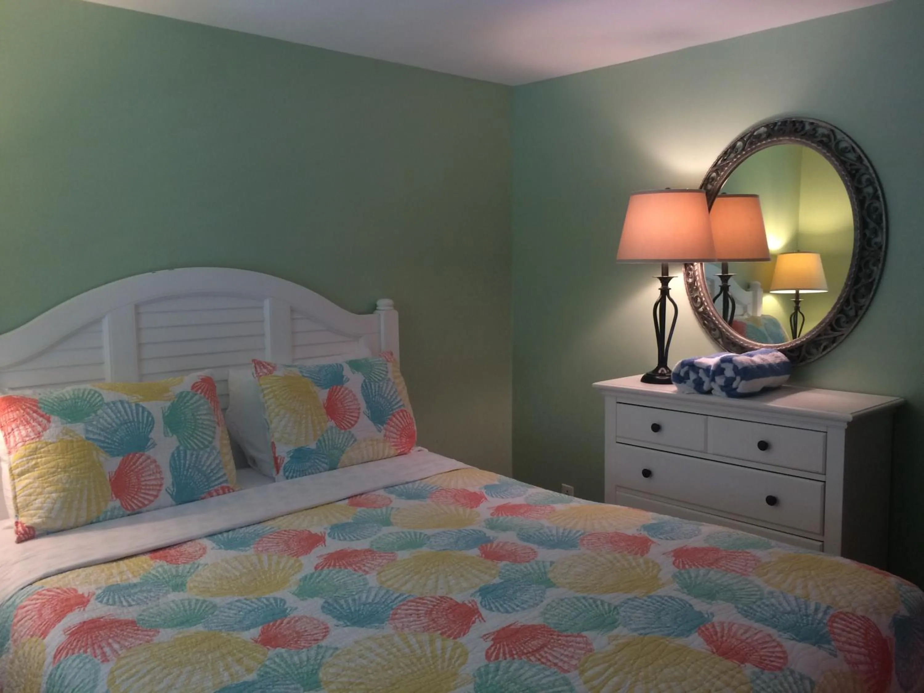 Bed in Courtney's Place Historic Cottages & Inns