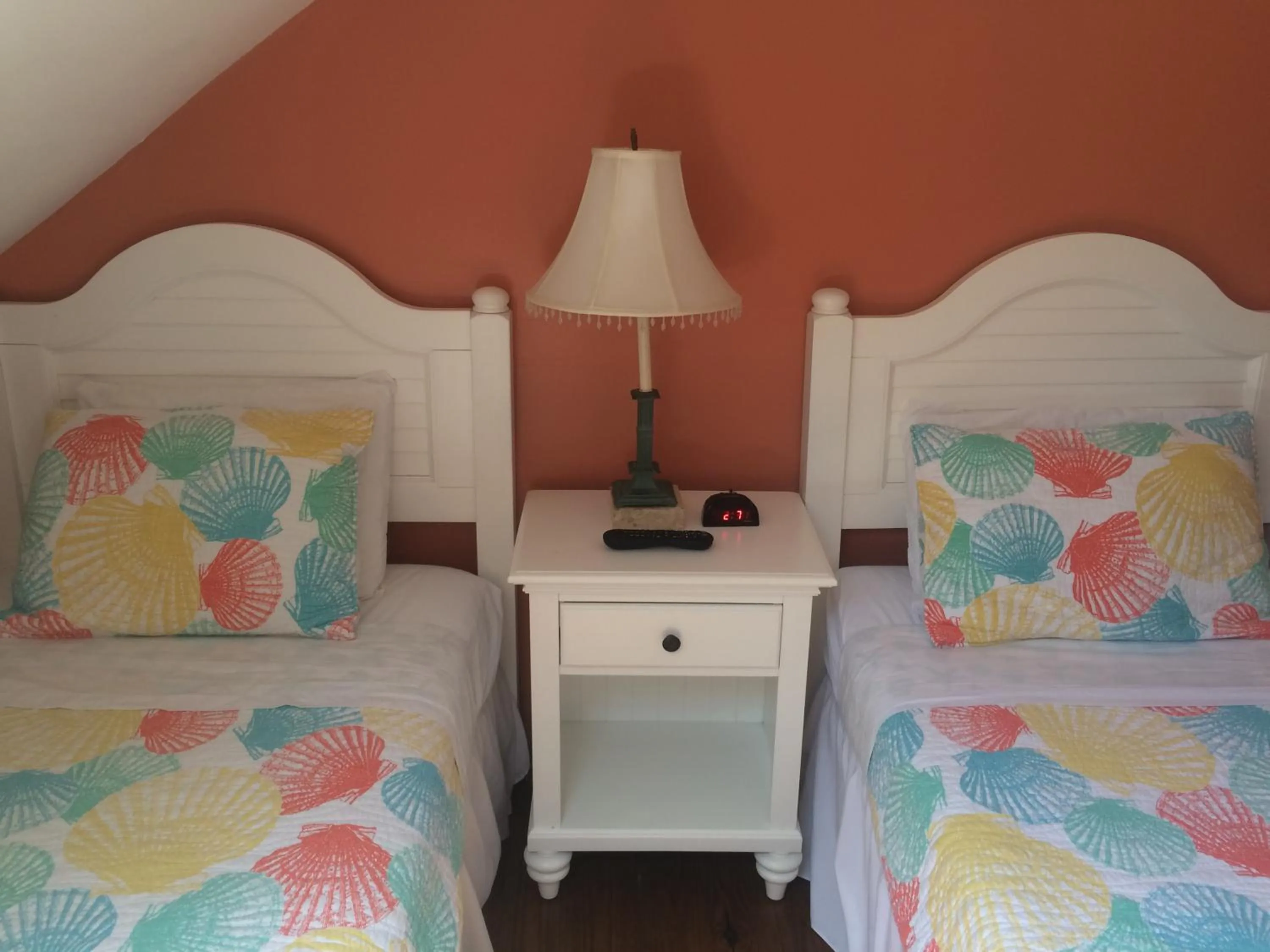 Bed in Courtney's Place Historic Cottages & Inns