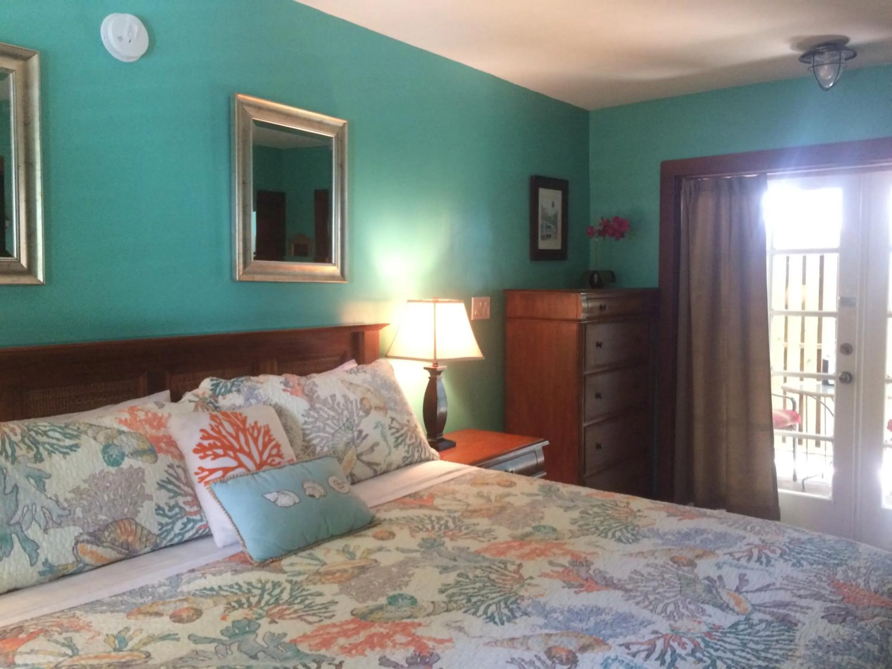 Bed in Courtney's Place Historic Cottages & Inns