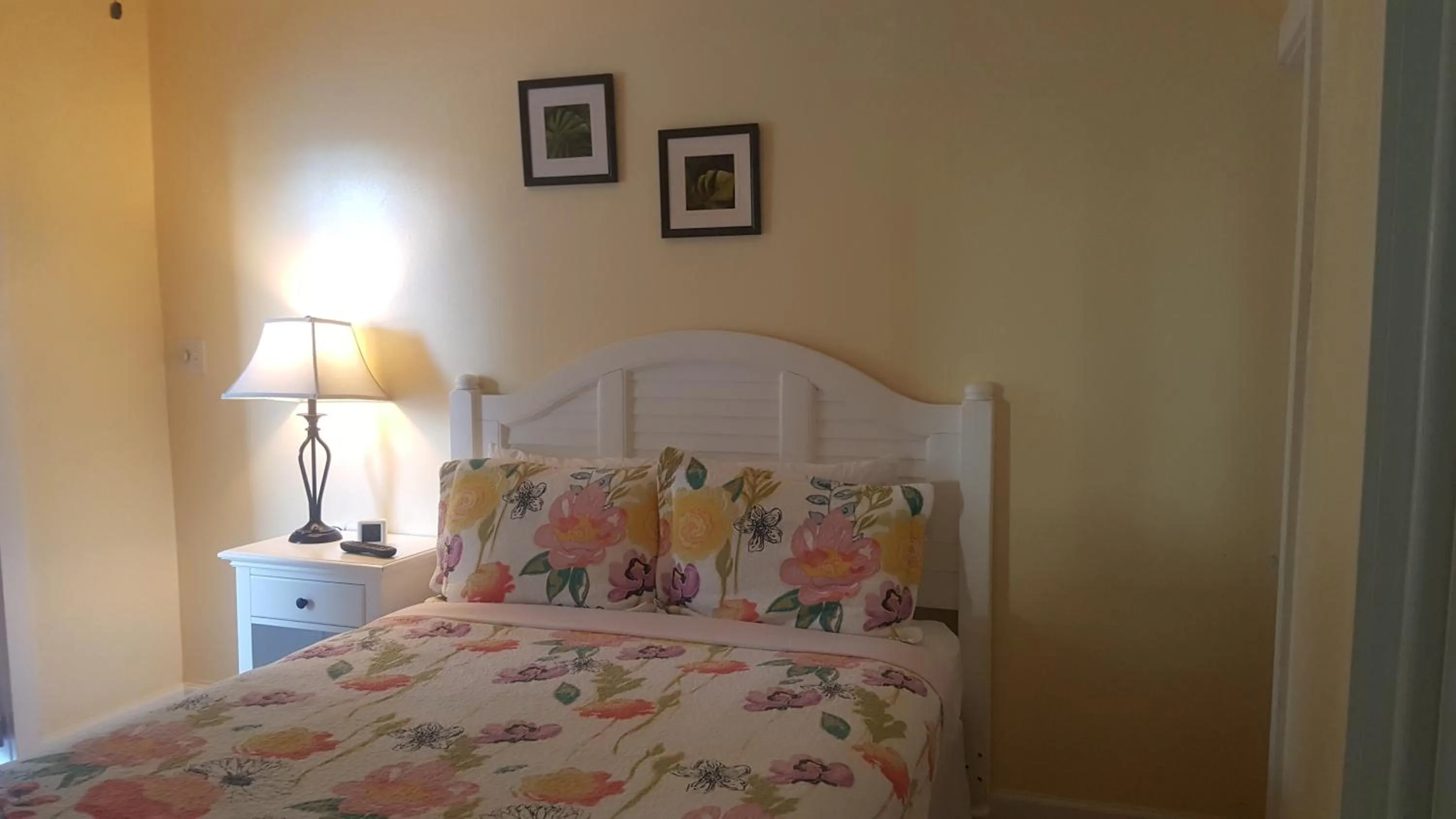 Bed in Courtney's Place Historic Cottages & Inns