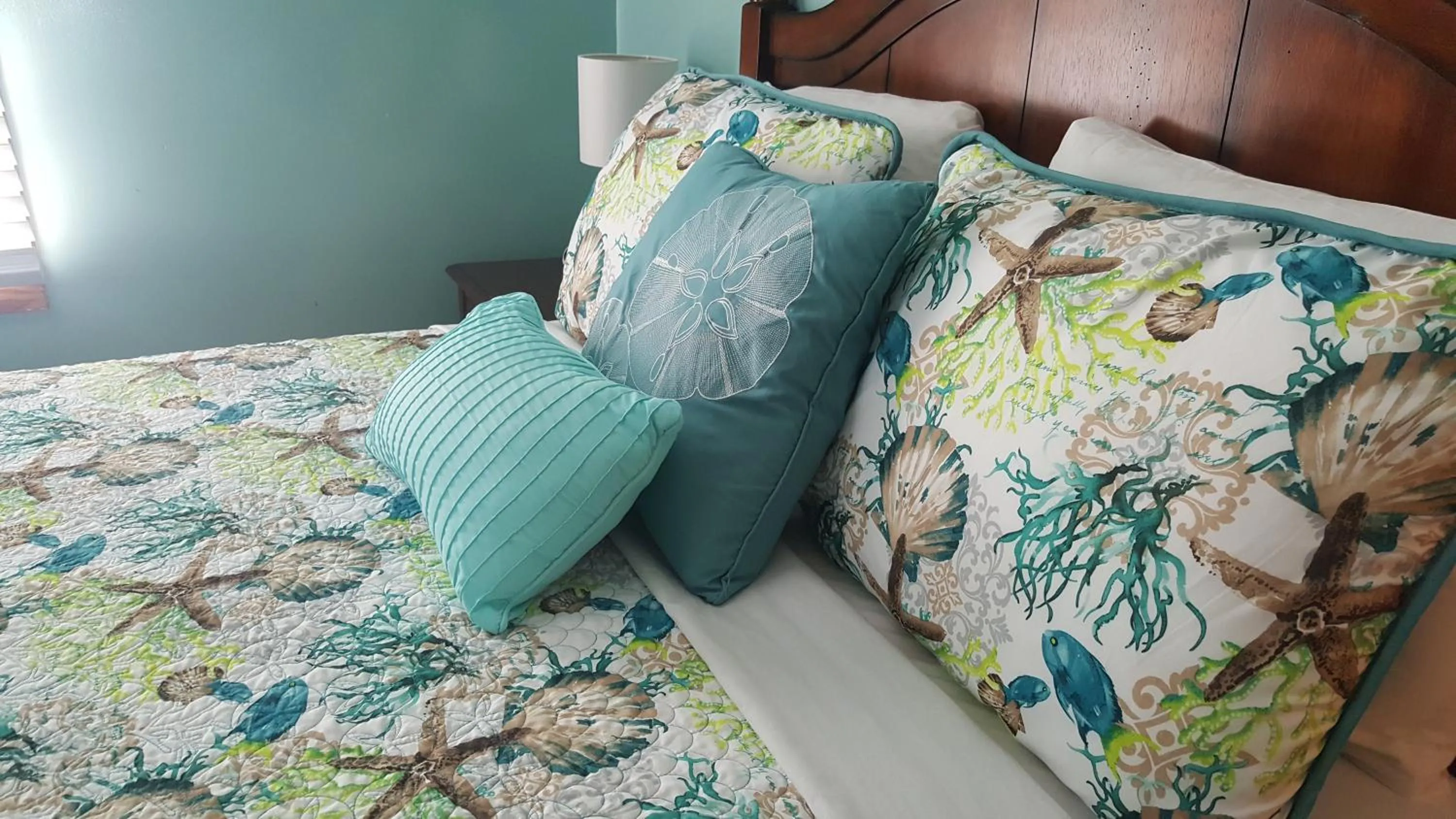 Bed in Courtney's Place Historic Cottages & Inns