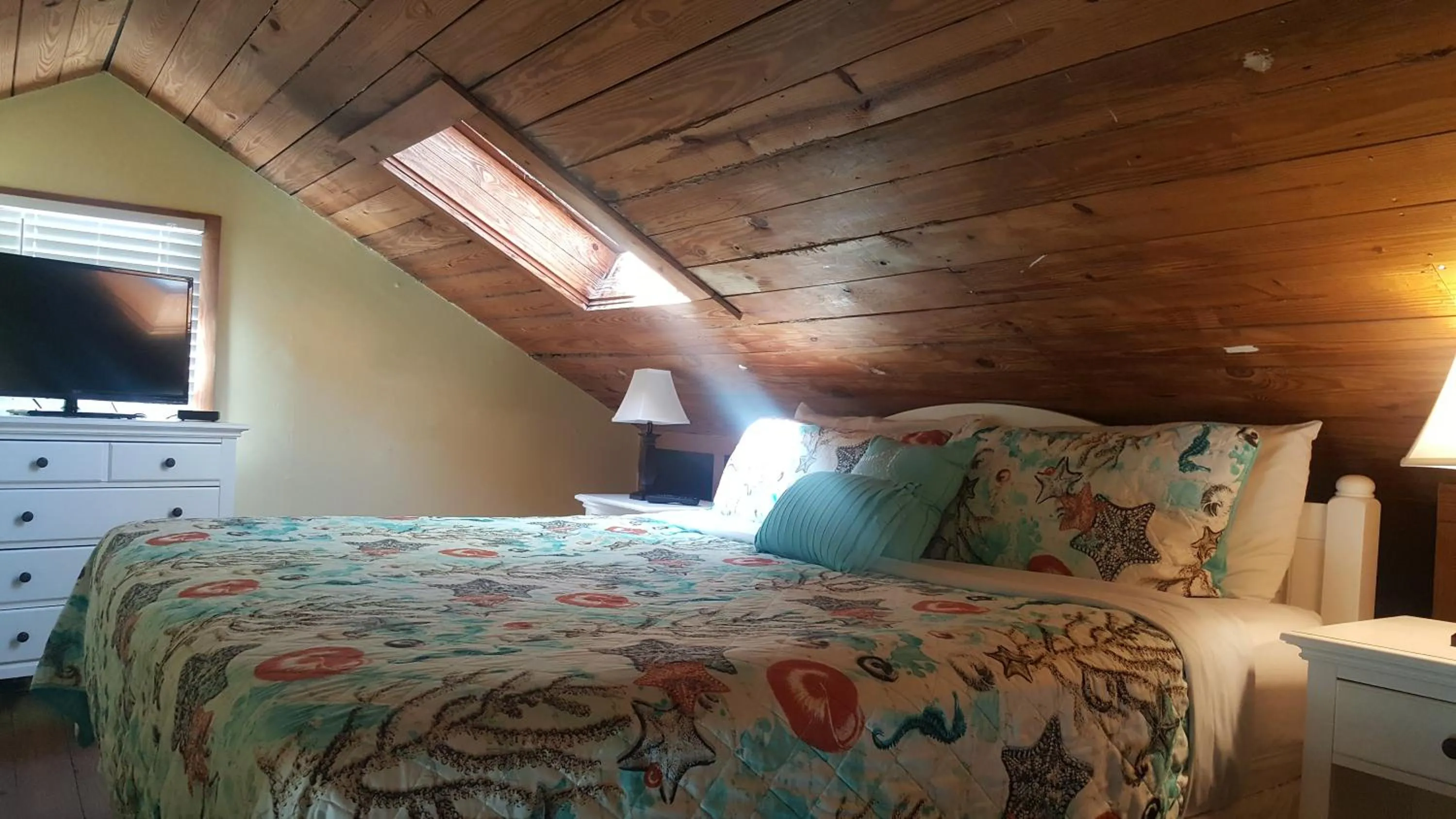 Bed in Courtney's Place Historic Cottages & Inns