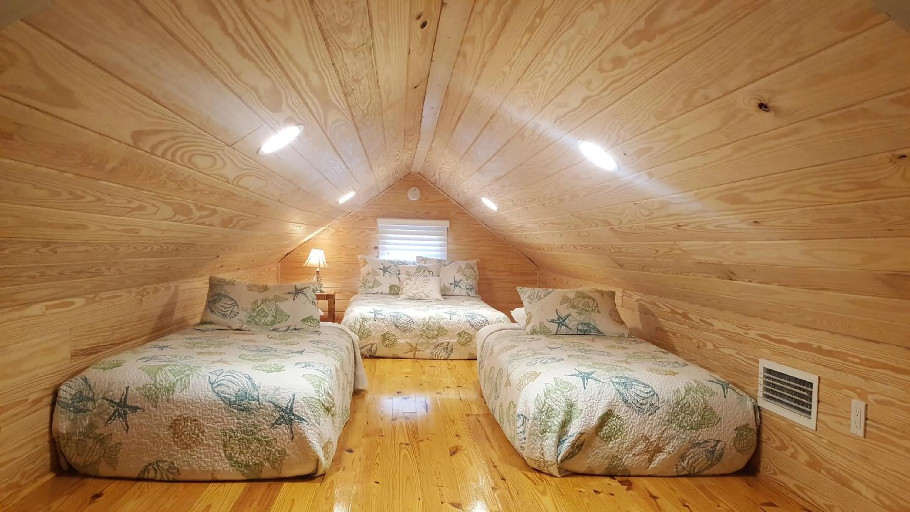 Bed in Courtney's Place Historic Cottages & Inns