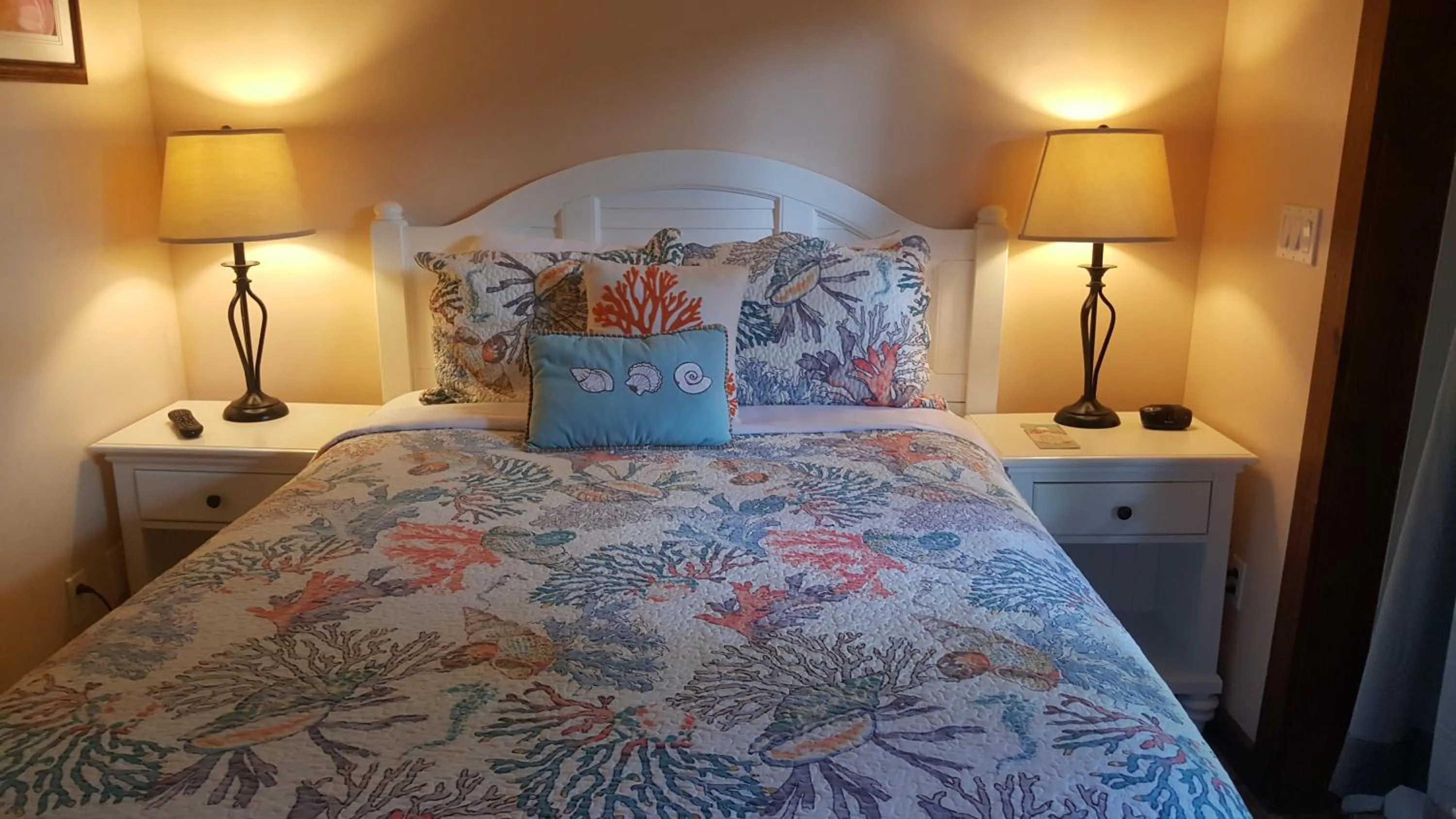 Bed in Courtney's Place Historic Cottages & Inns