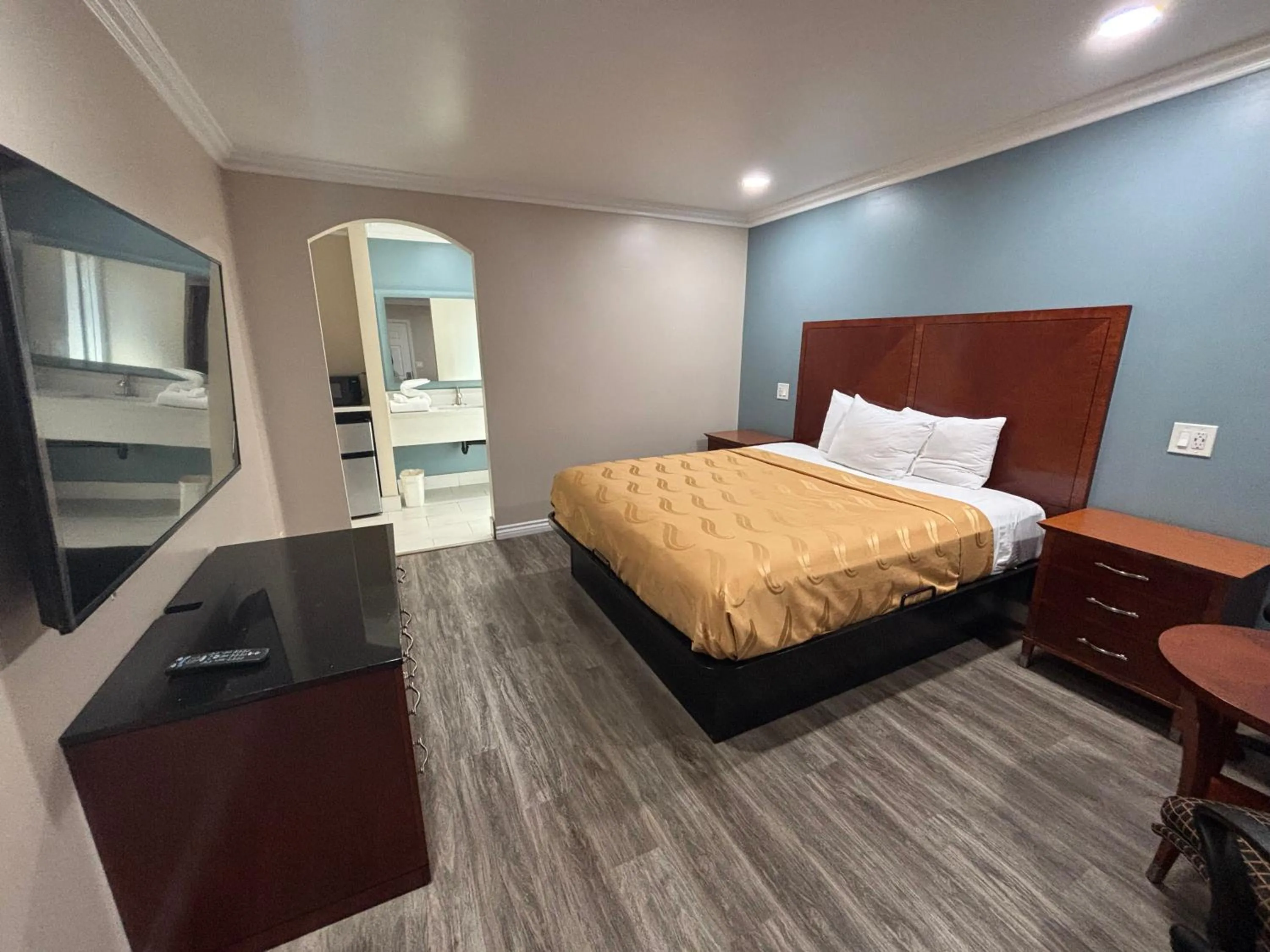 Bed in Economy Inn - Burbank Airport