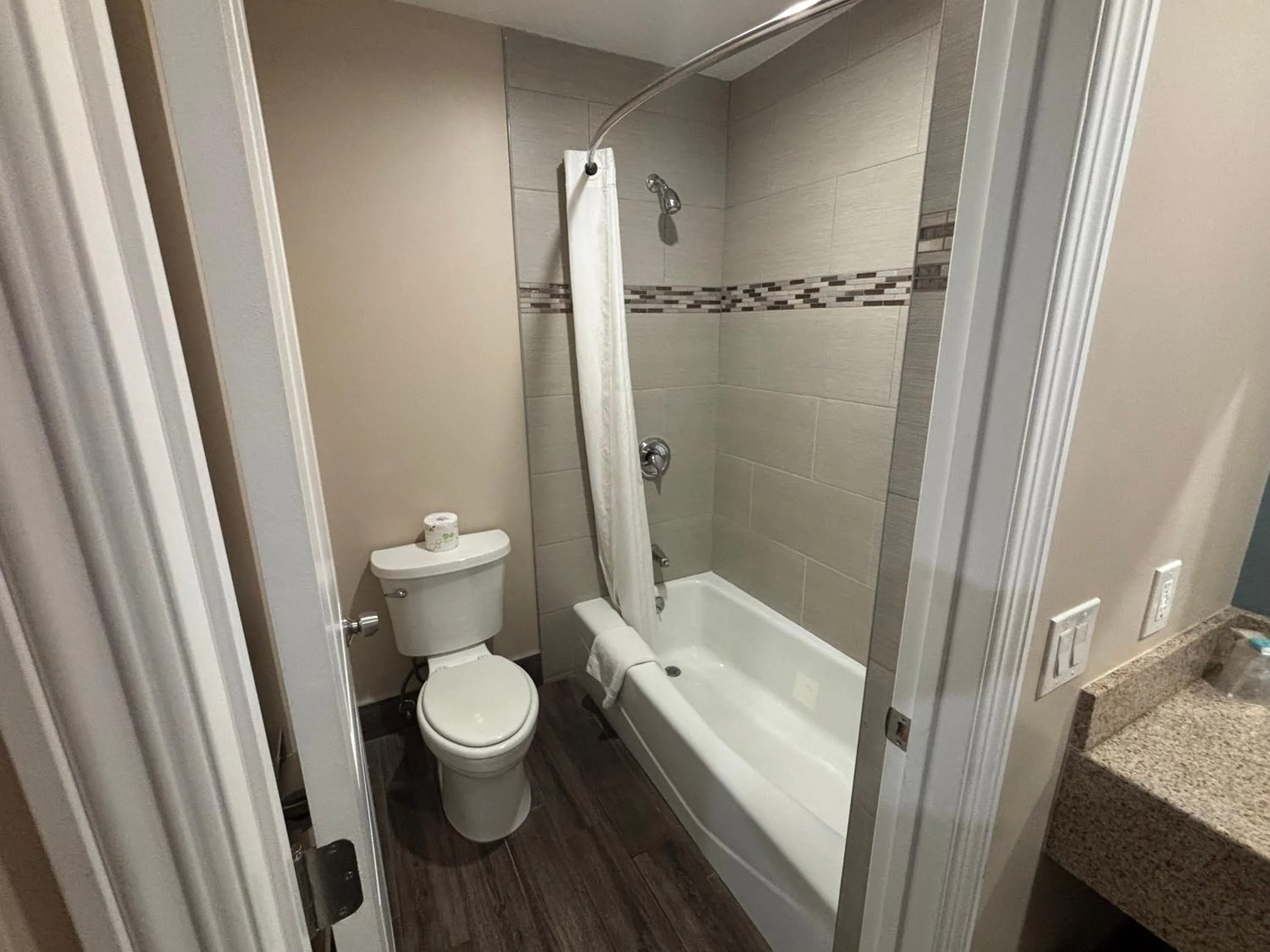 Shower in Economy Inn - Burbank Airport