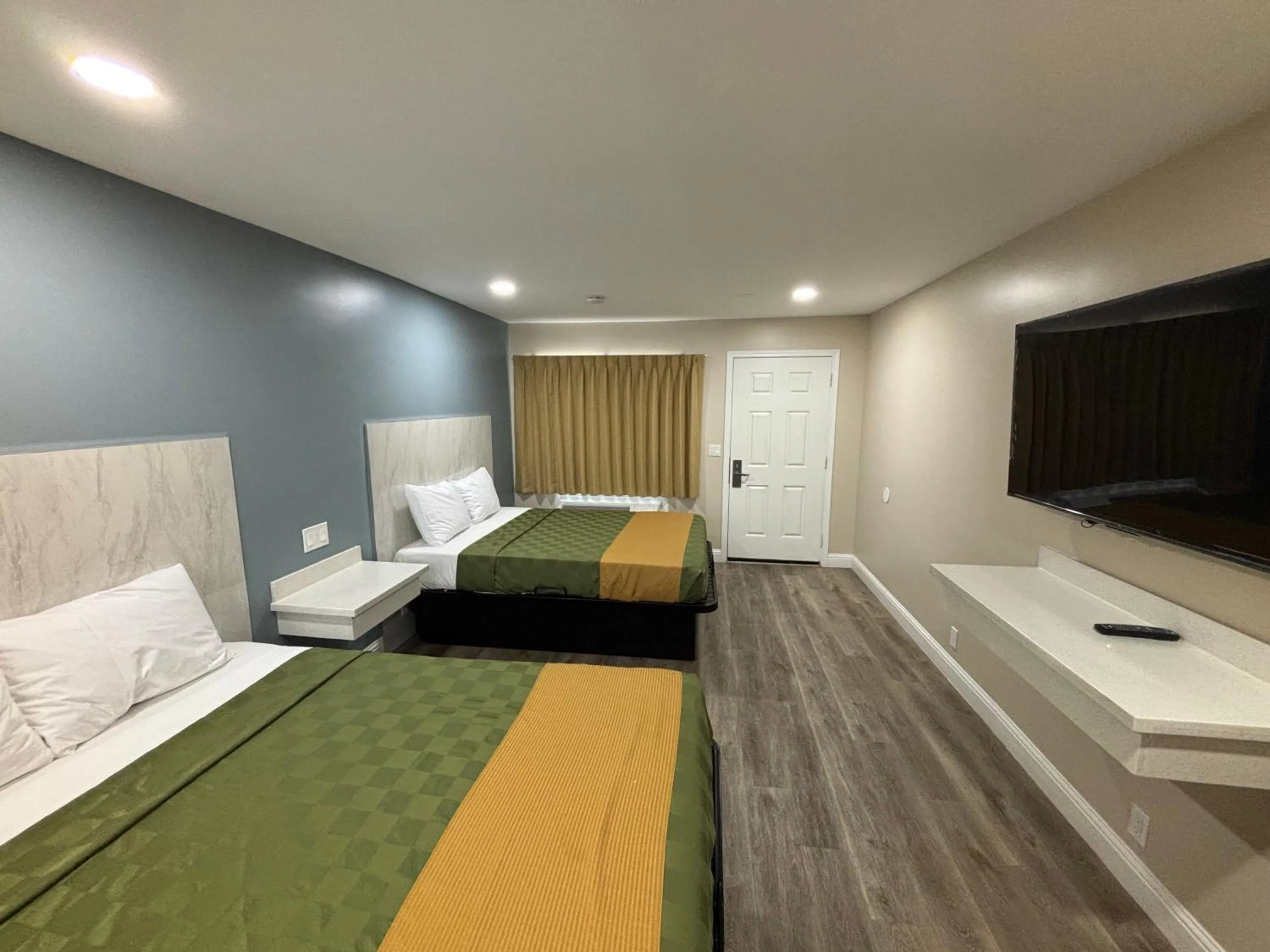 Bed in Economy Inn - Burbank Airport