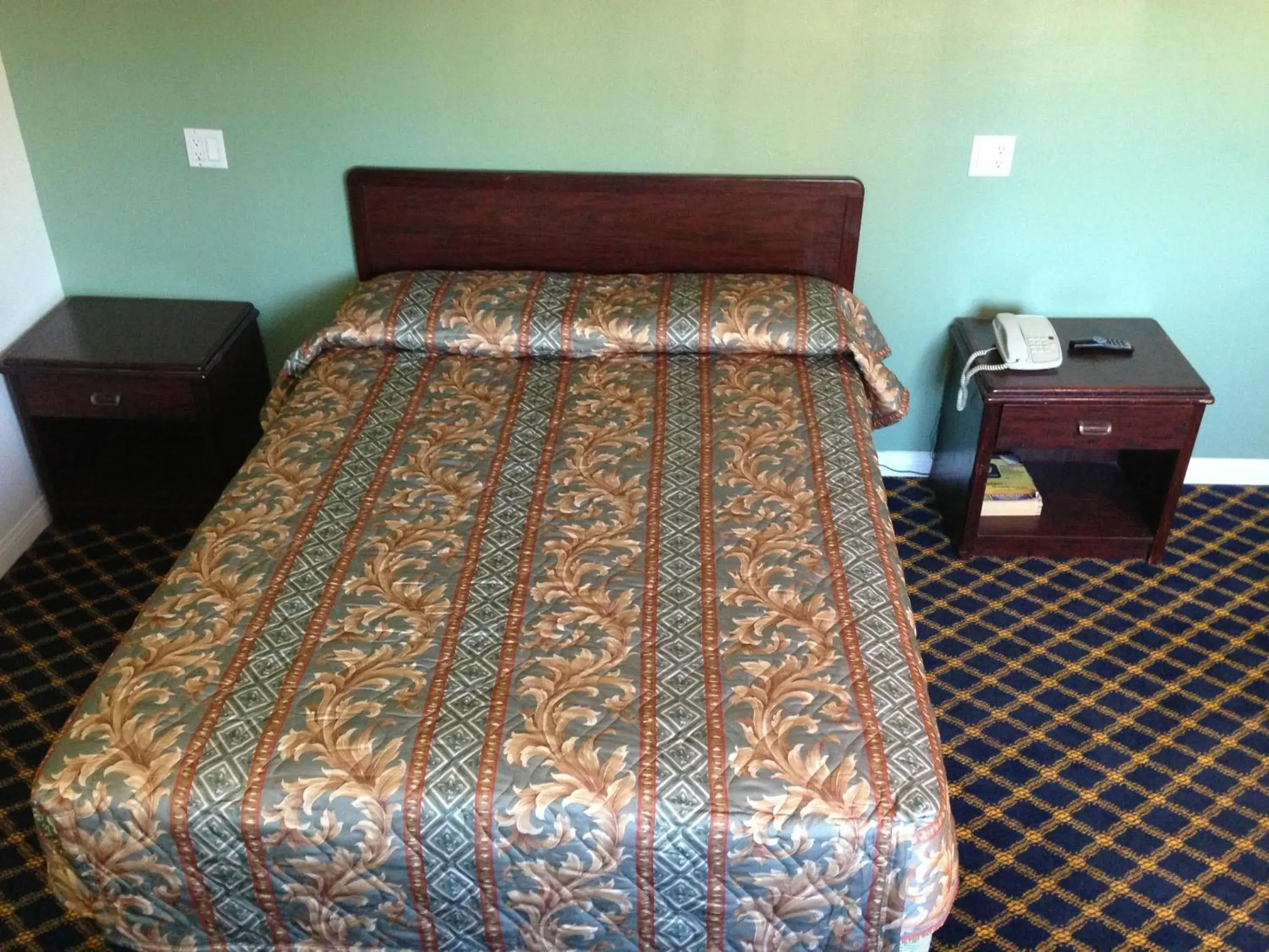 Queen Room with Two Queen Beds in Economy Inn Queen Room with Two Queen Beds in Economy Inn