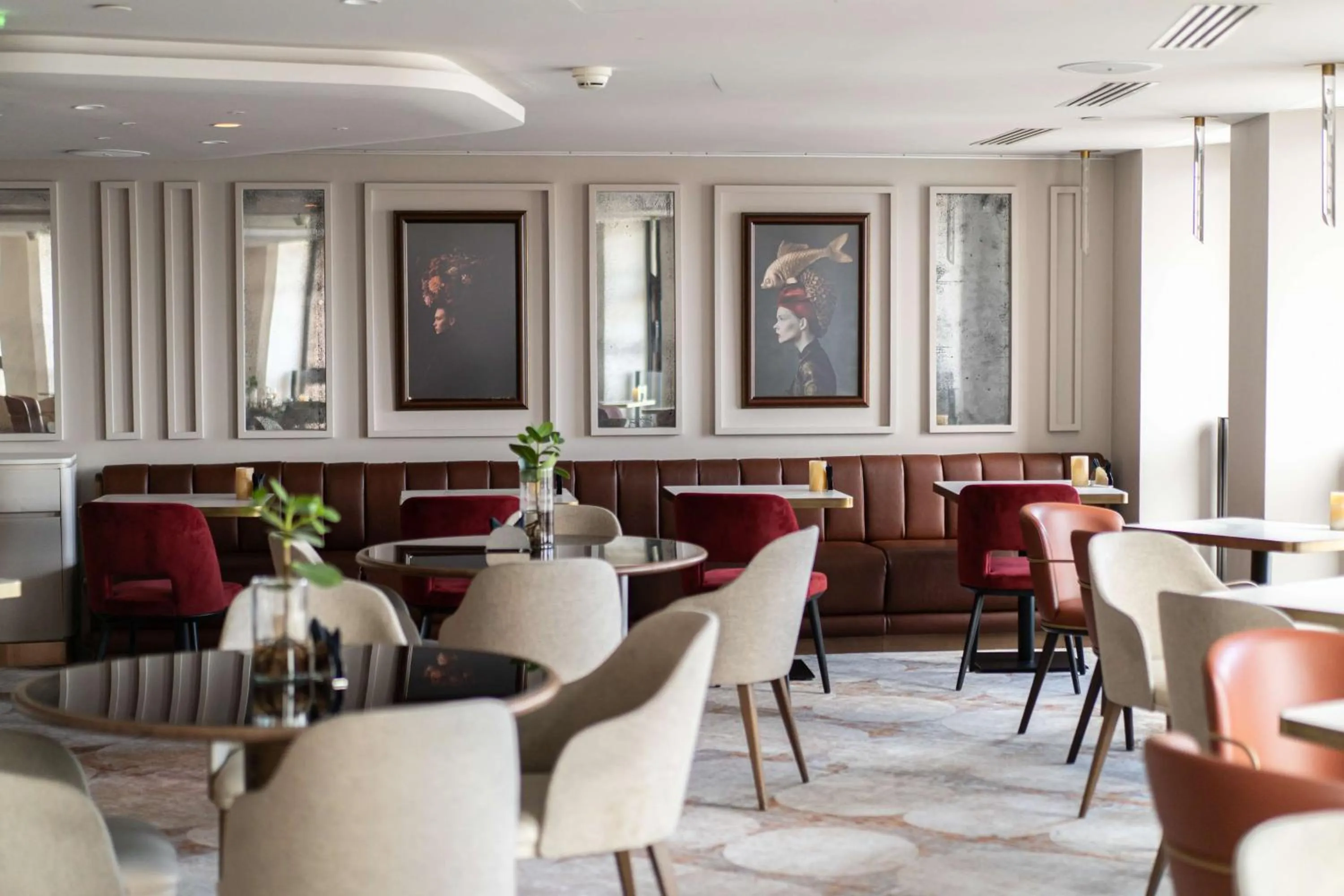 Lounge or bar in Radisson Blu Hotel, Lyon