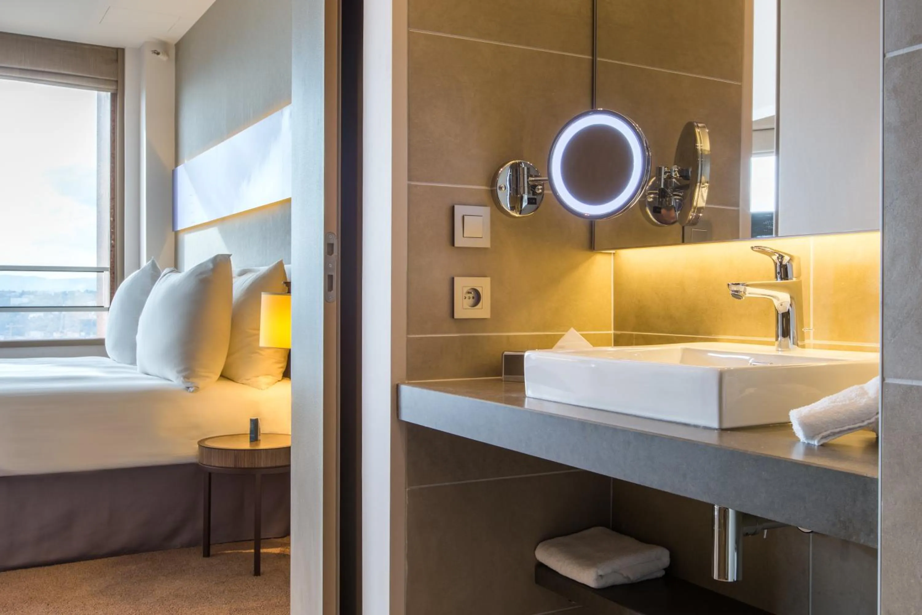 Bathroom, Bed in Radisson Blu Hotel, Lyon