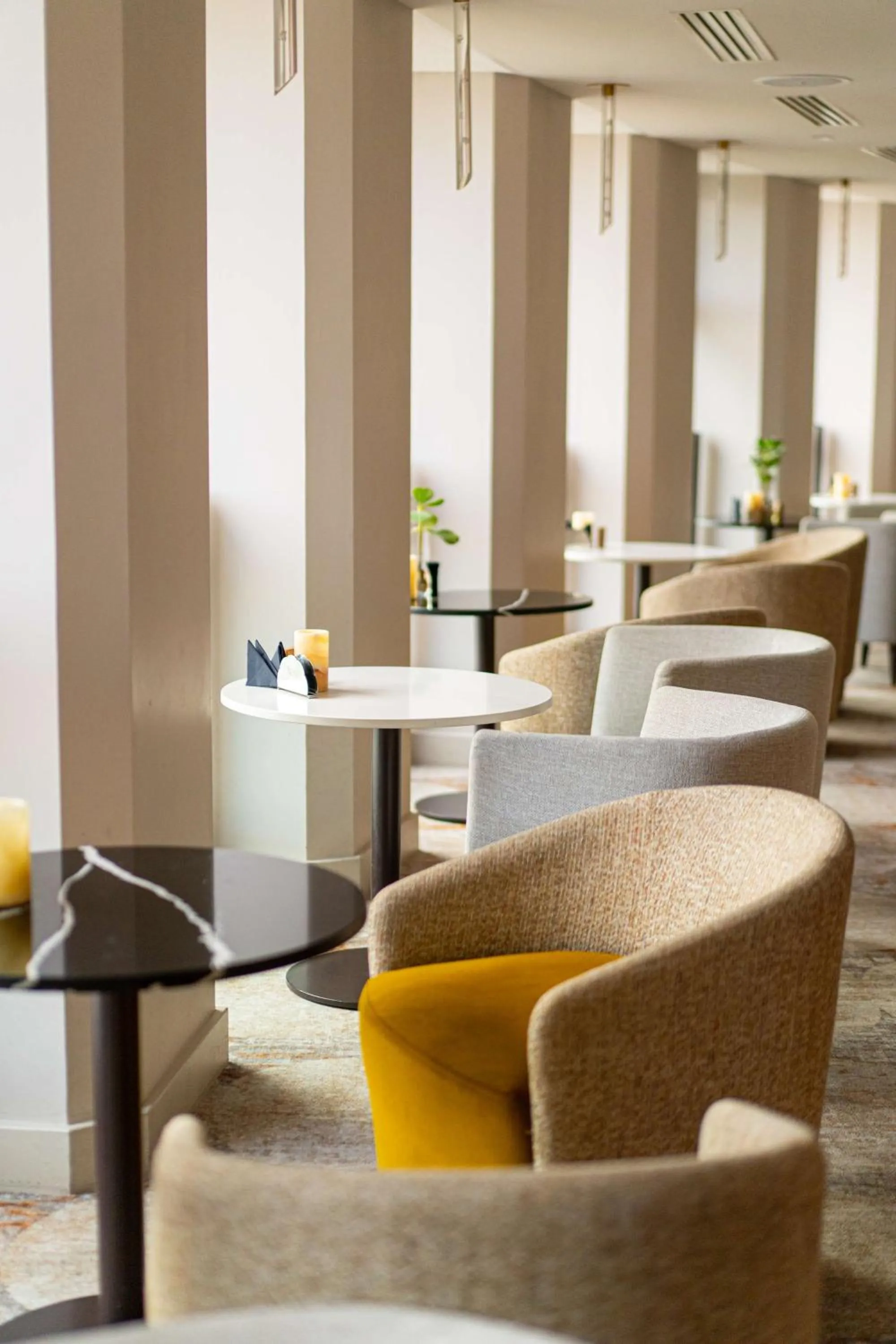 Lounge or bar in Radisson Blu Hotel, Lyon