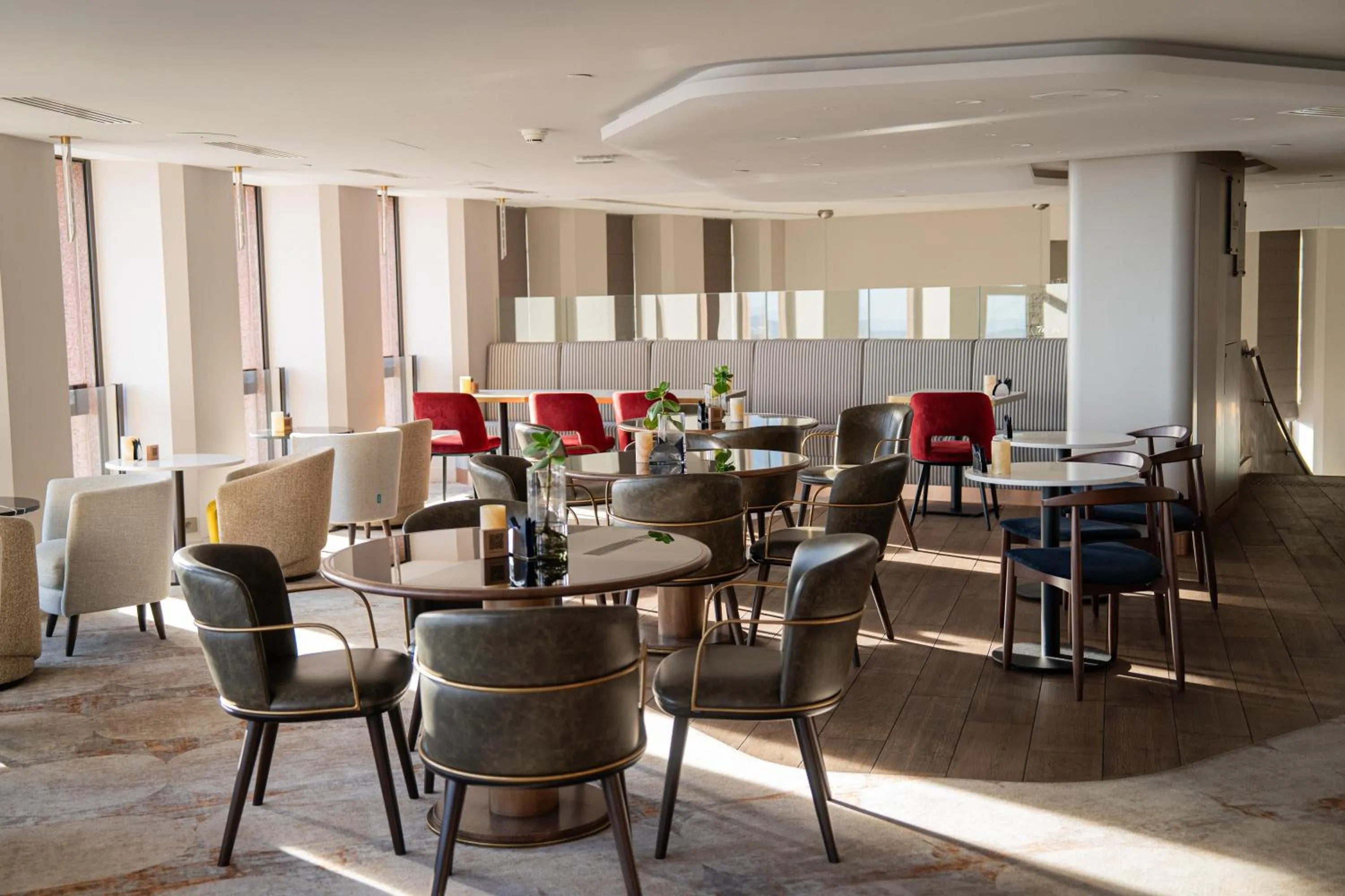 Lounge or bar in Radisson Blu Hotel, Lyon