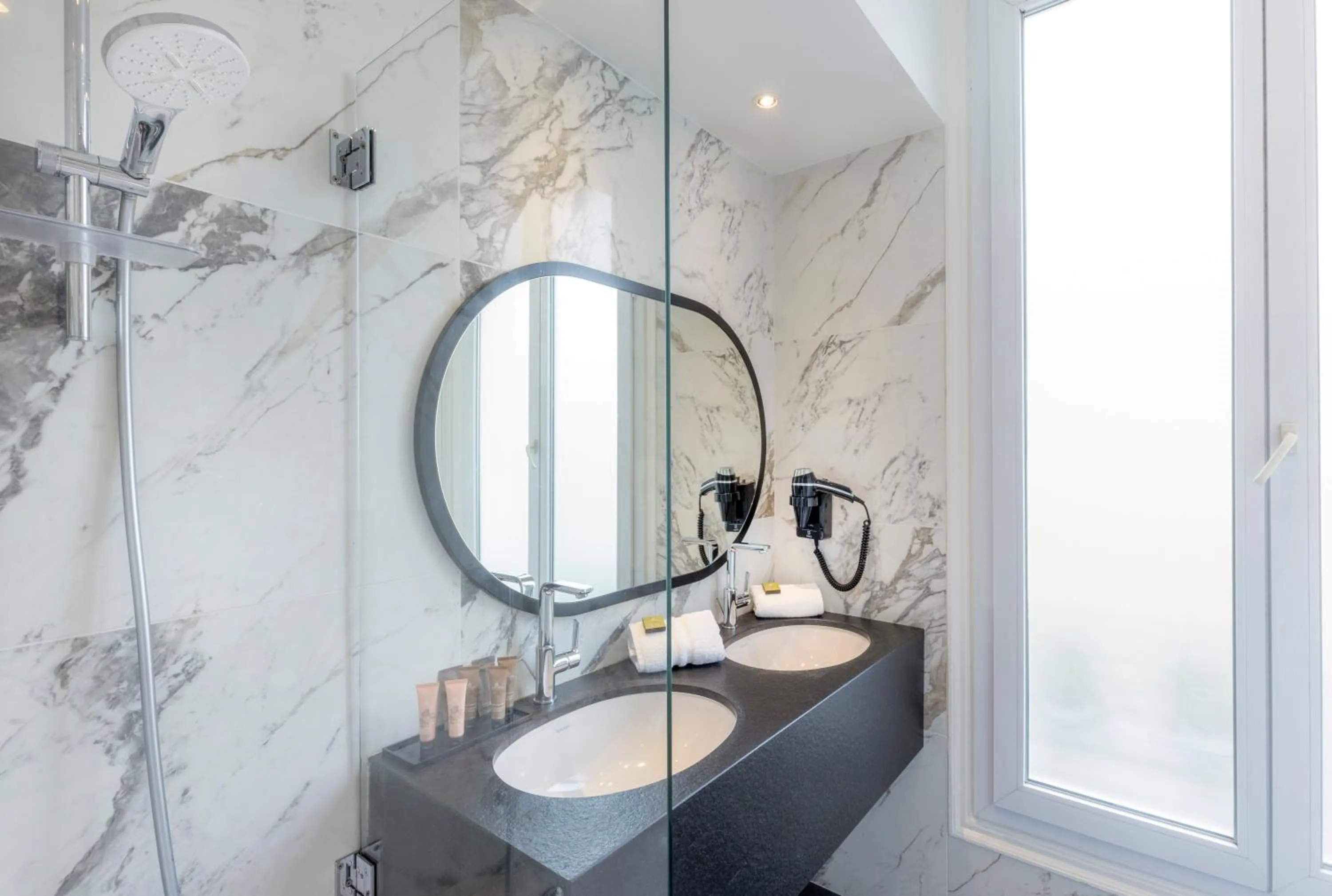 Bathroom in Hôtel Du Bois Champs-Elysées