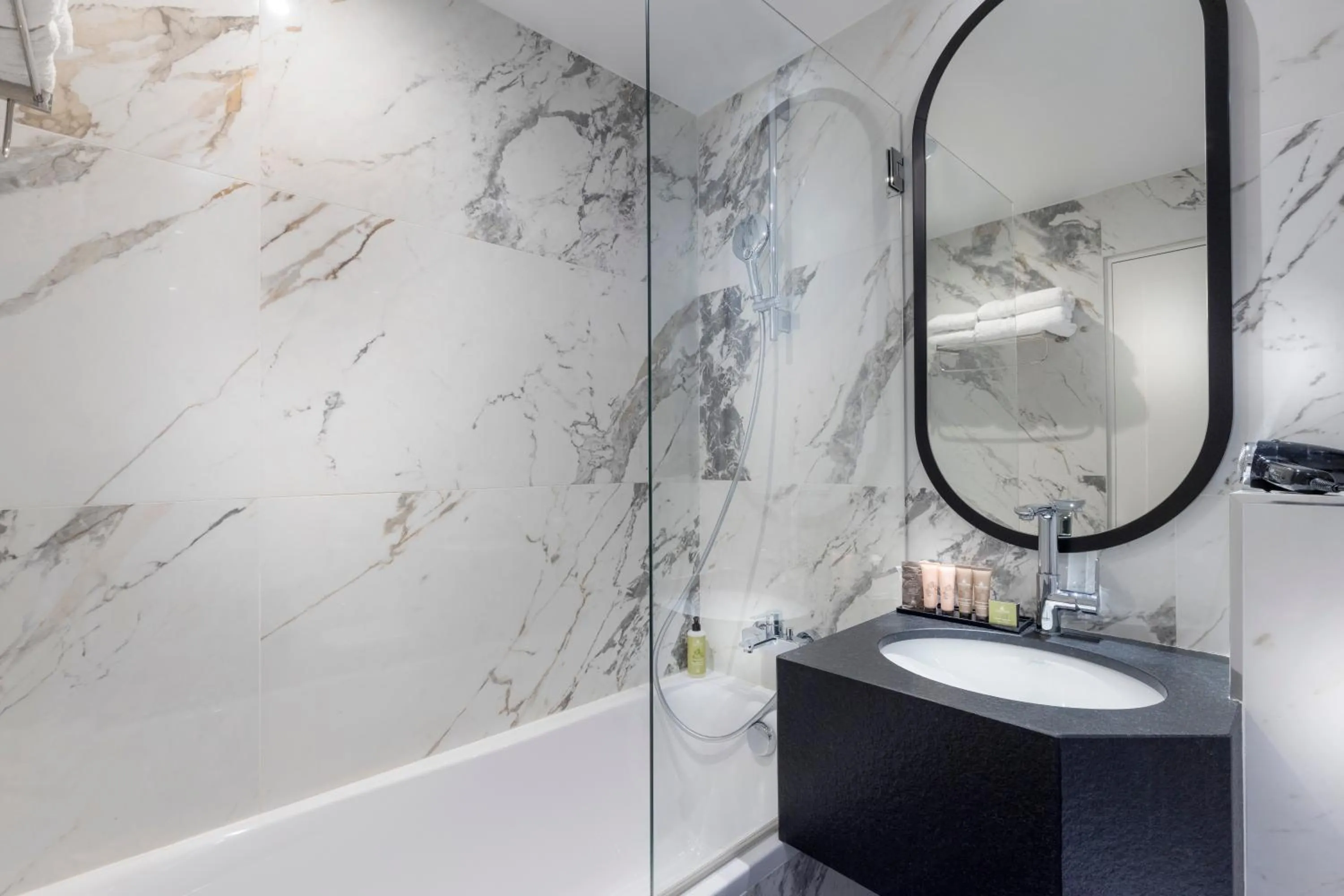 Bathroom in Hôtel Du Bois Champs-Elysées