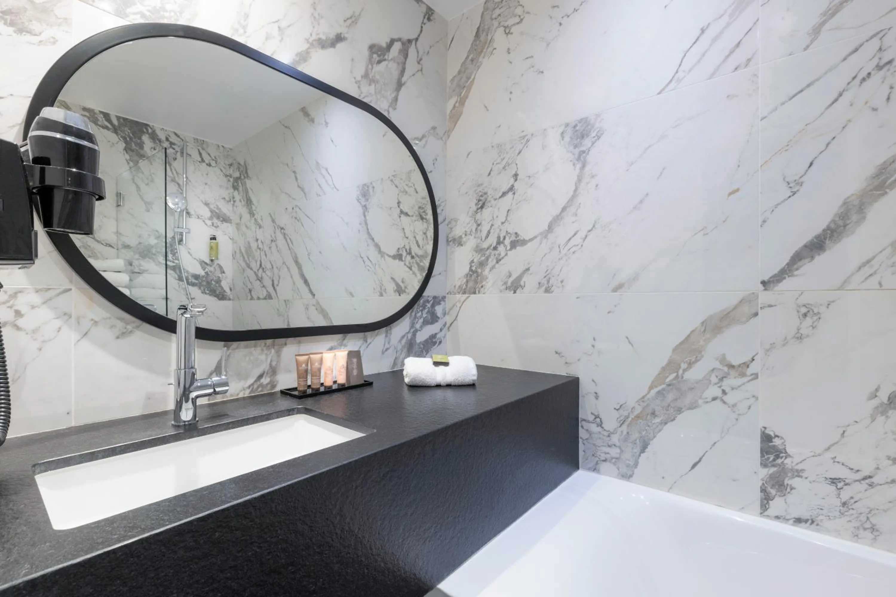 Bathroom in Hôtel Du Bois Champs-Elysées