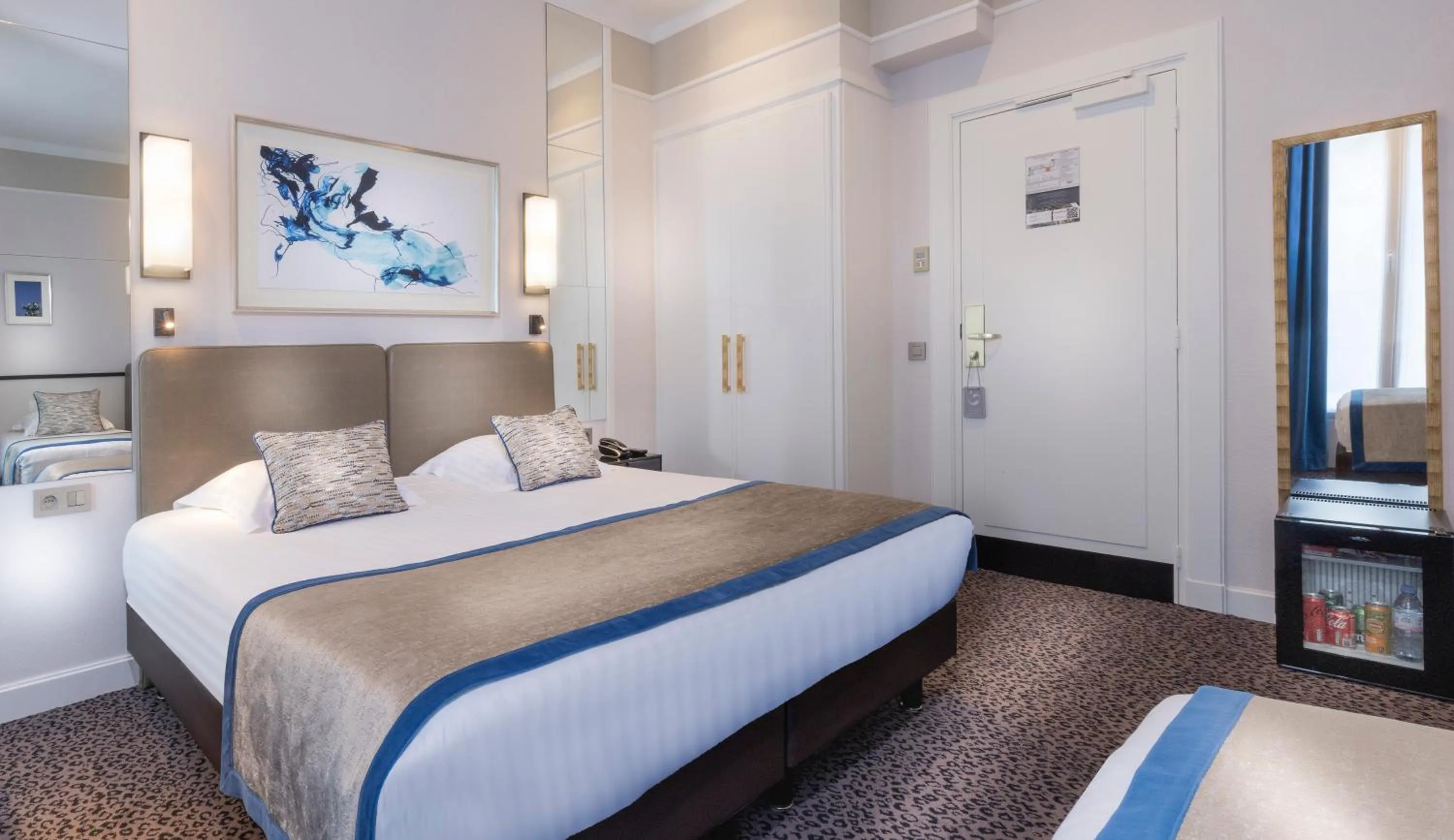 Photo of the whole room, Bed in Hôtel Du Bois Champs-Elysées